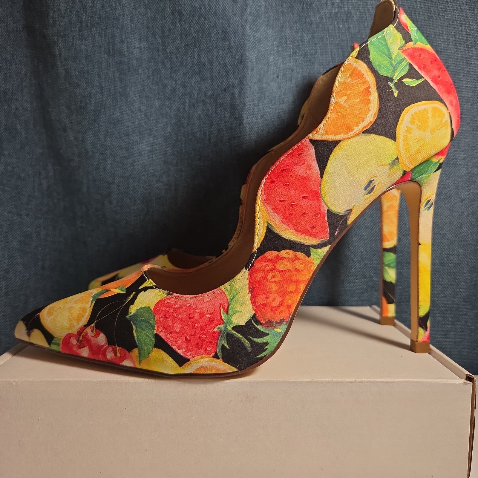 Liliana Fruit Print Pumps 8.5 Scalloped Stiletto Heels Watercolor Fruit Salad