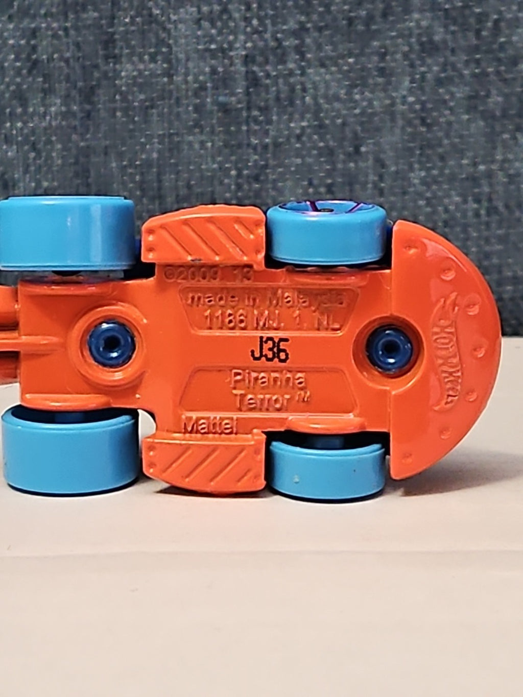 Hot Wheels Piranha Terror | 2013 First Edition | Blue & Orange Creature Car