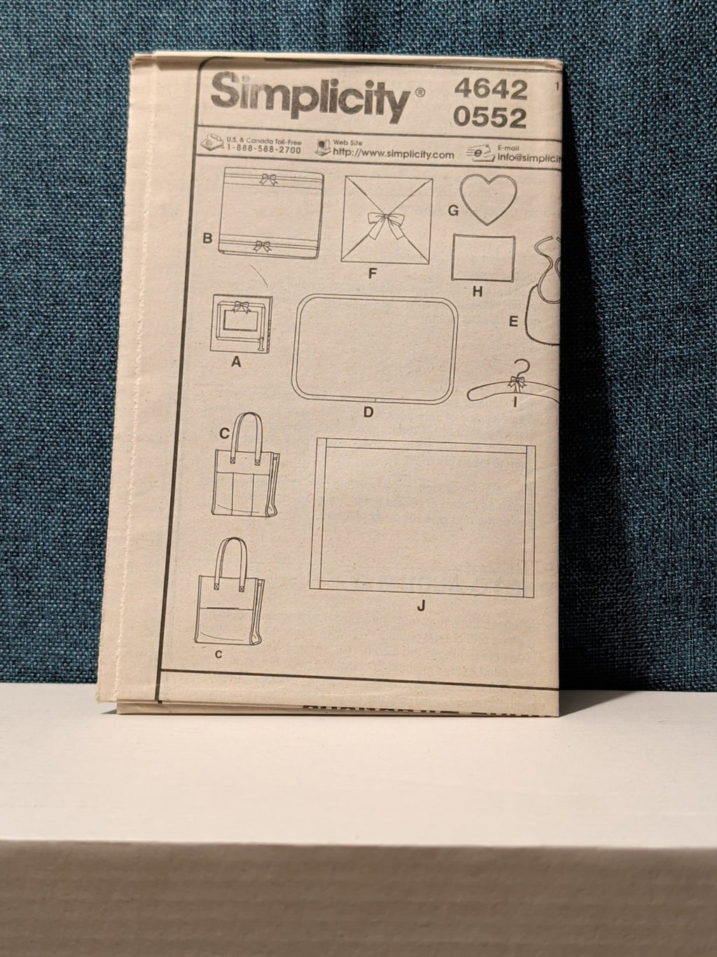 Simplicity 4642 Baby Gift Pattern Diaper Bag Bib Blanket Photo Album | UNCUT