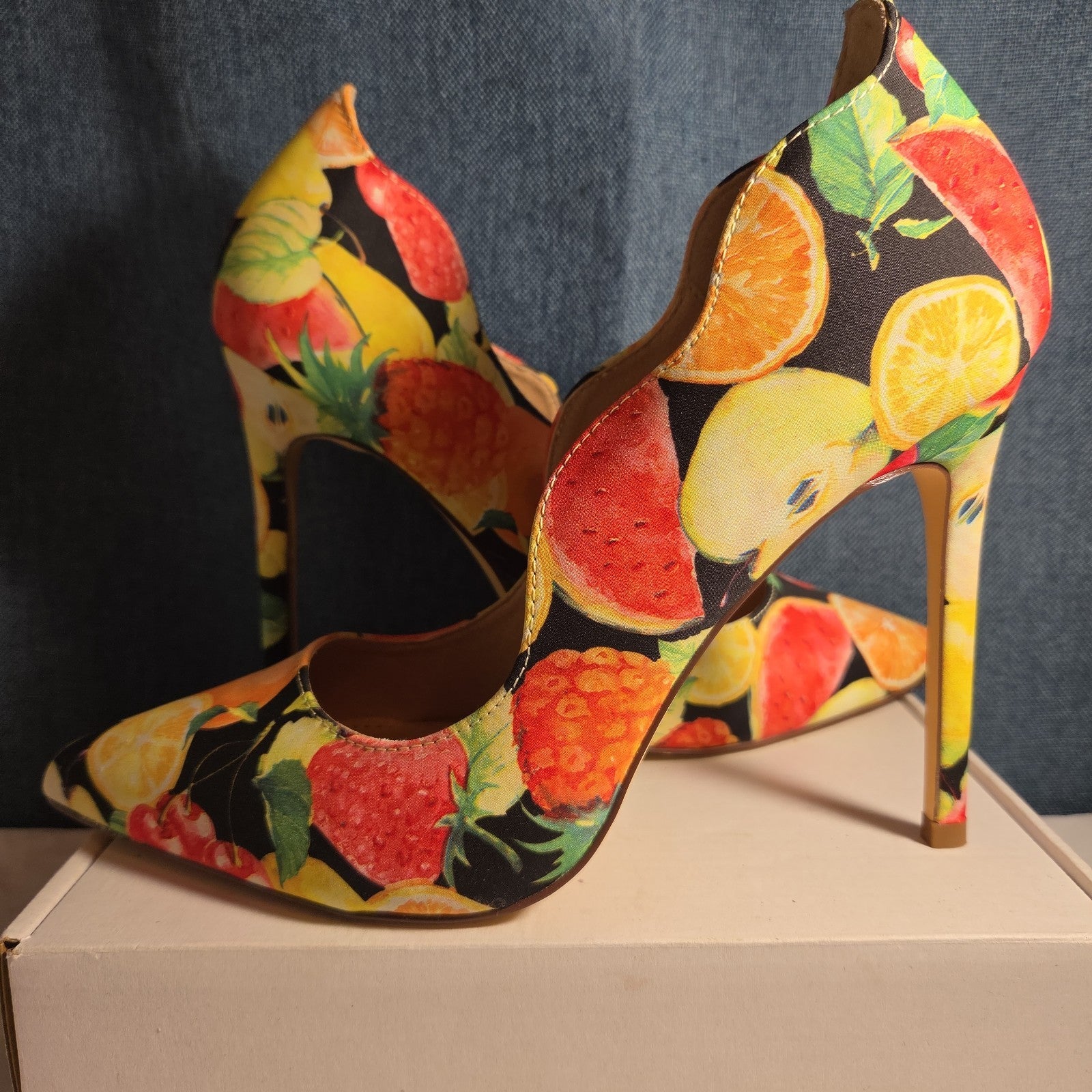 Liliana Fruit Print Pumps 8.5 Scalloped Stiletto Heels Watercolor Fruit Salad
