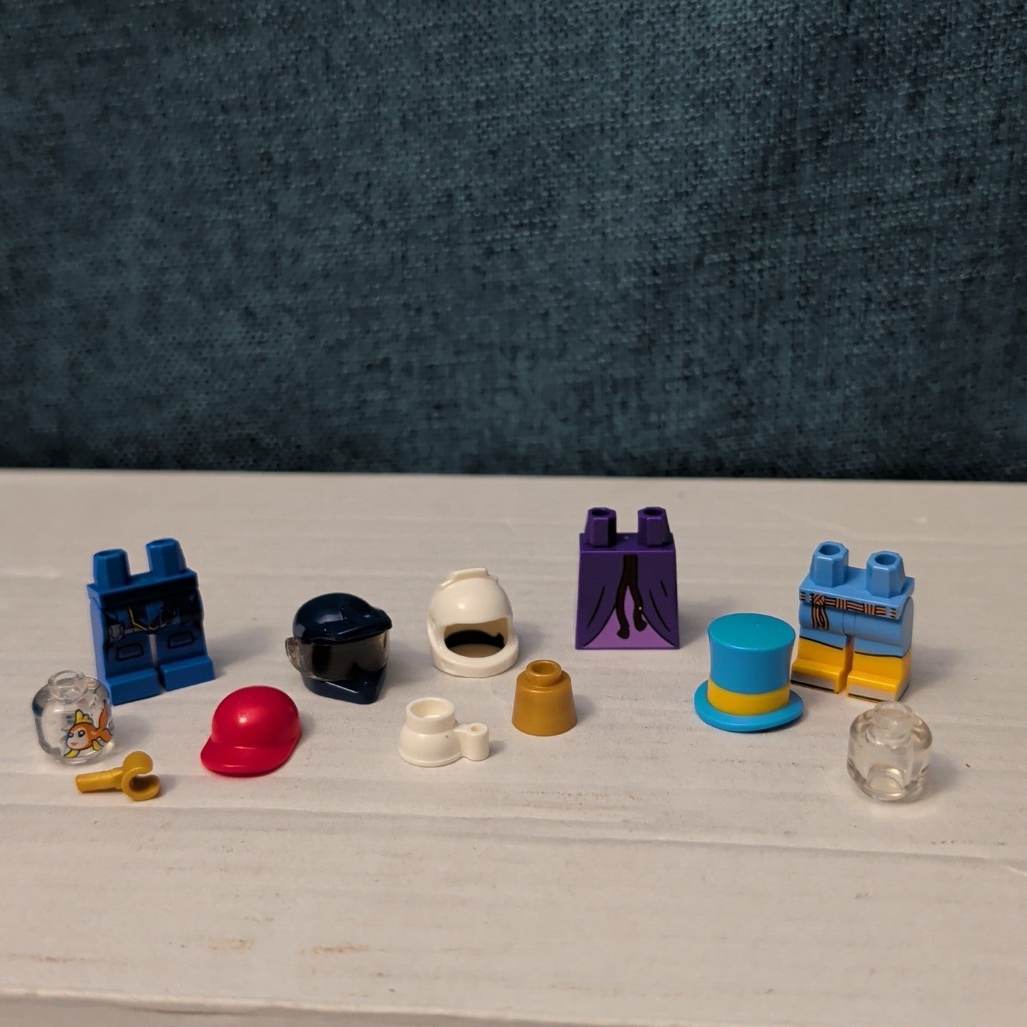 LEGO Minifigure Parts | Accessories GOLDFISH HEAD Hand Top Hat | Helmet Unique!