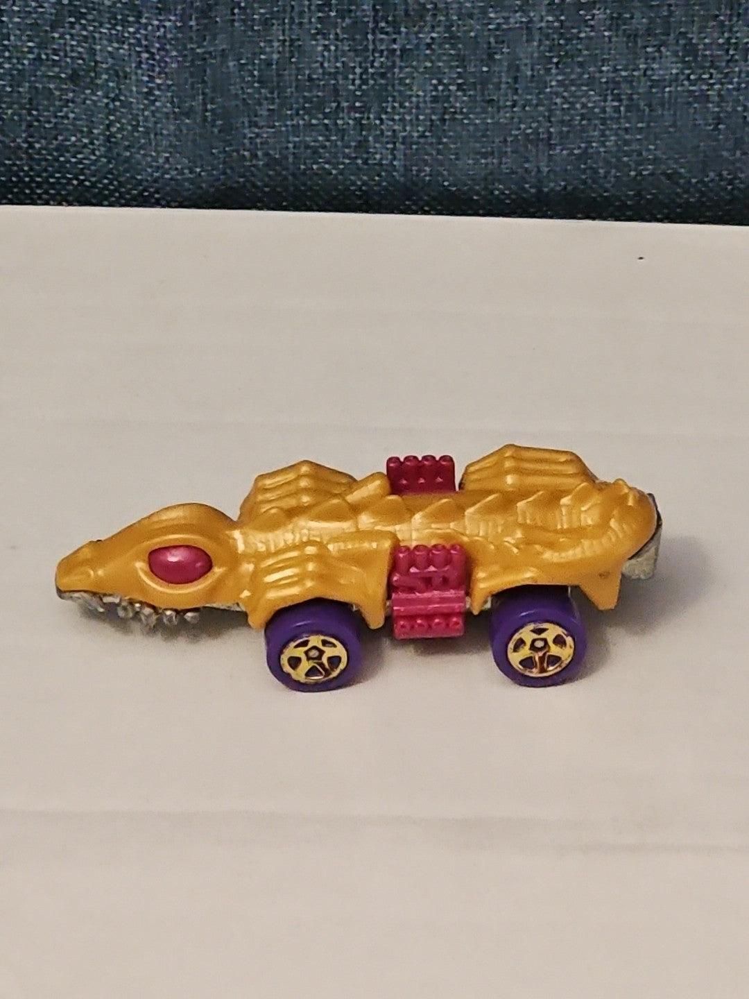 Hot Wheels Dino Riders Fangster 2015 Gold Exclusive Car Vehicle Dinosaur
