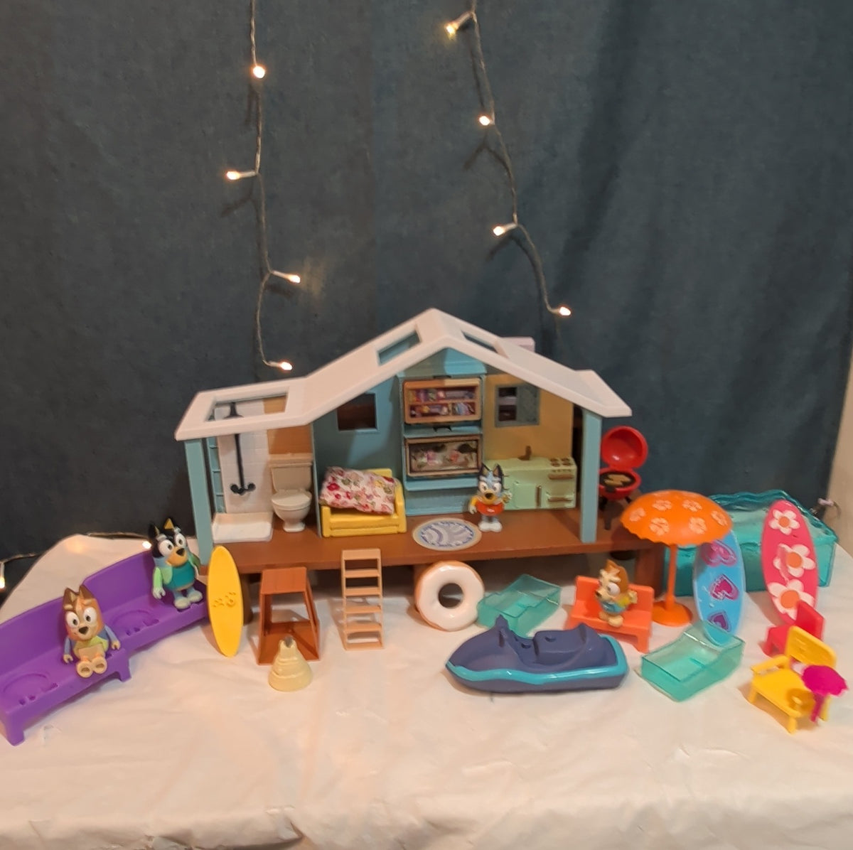 Bluey Ultimate Beach Cabin 29 Pc Playset Figures
