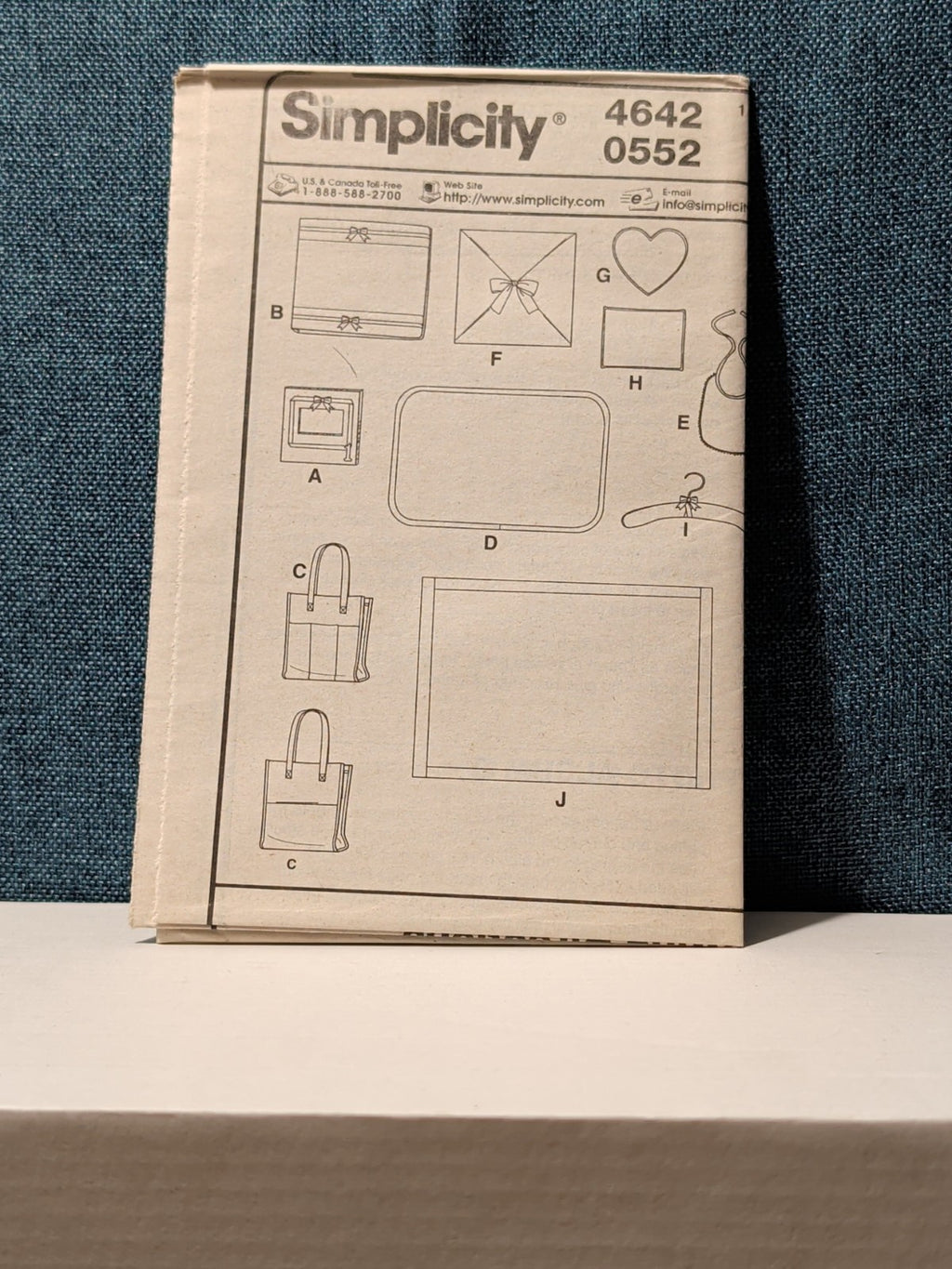 Simplicity 4642 Baby Gift Pattern Diaper Bag Bib Blanket Photo Album | UNCUT