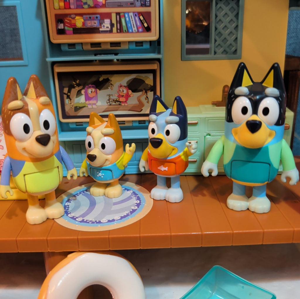Bluey Ultimate Beach Cabin 29 Pc Playset Figures