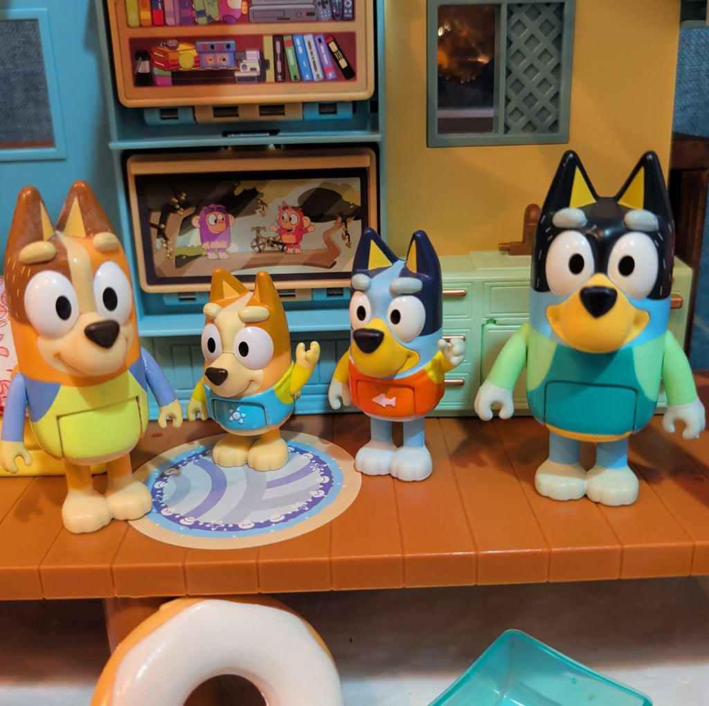 Bluey Ultimate Beach Cabin 29 Pc Playset Figures