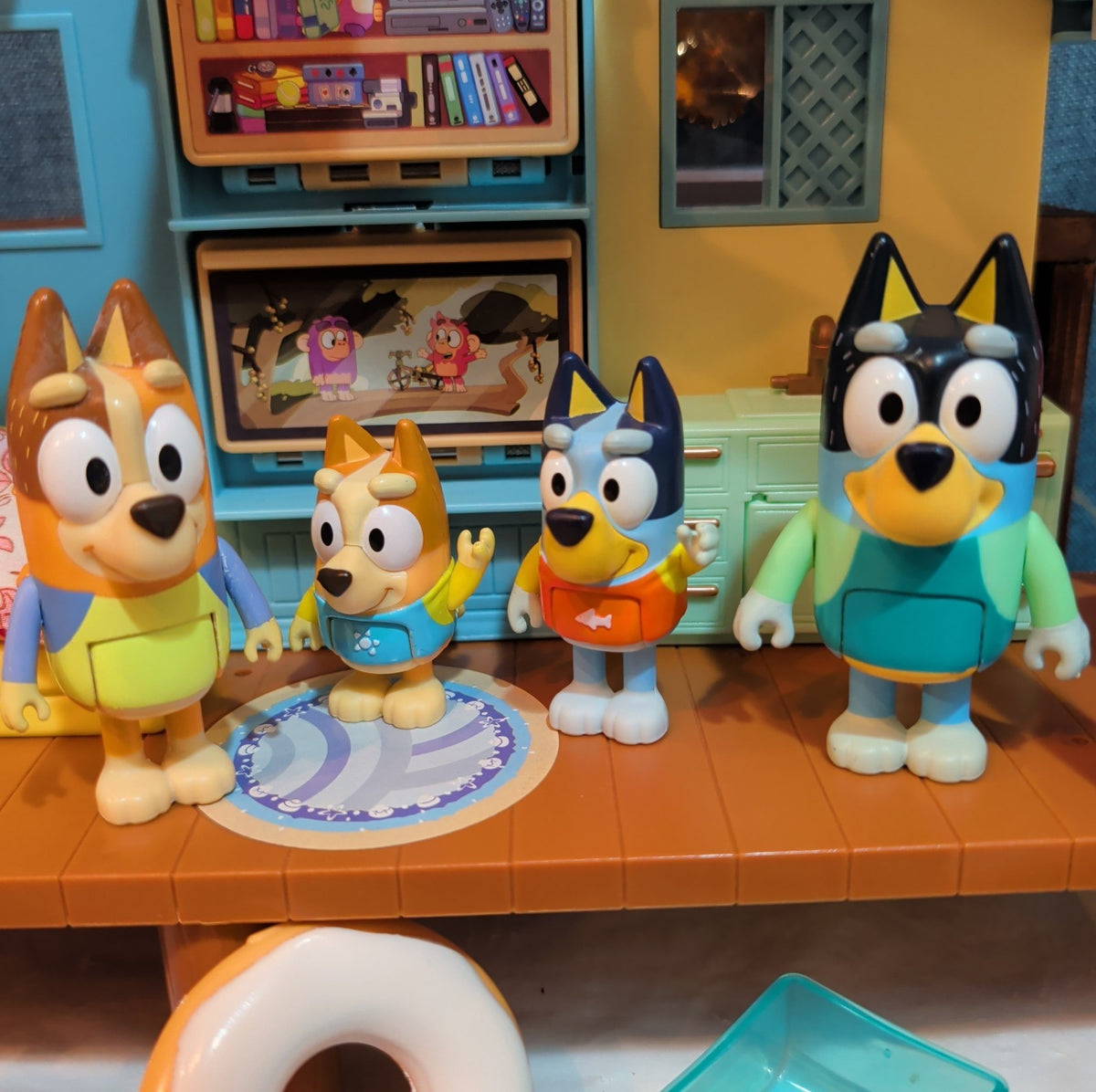 Bluey Ultimate Beach Cabin 29 Pc Playset Figures