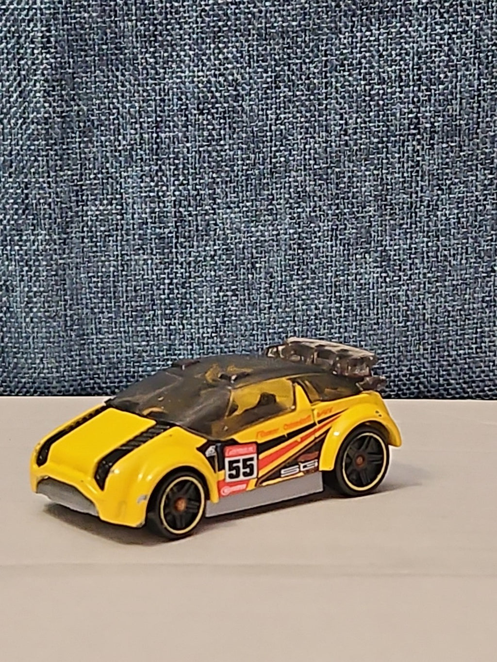 Hot Wheels Super Gnat | 2013 HW Stunt Track Aces | Yellow #55 Race Car