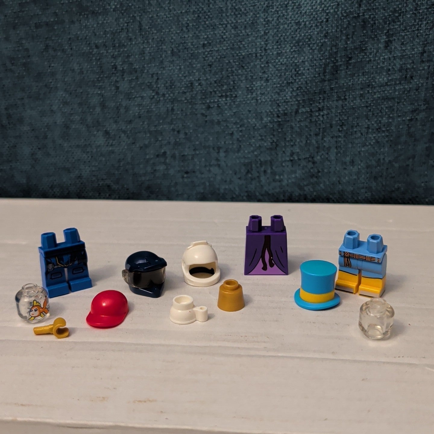 LEGO Minifigure Parts | Accessories GOLDFISH HEAD Hand Top Hat | Helmet Unique!