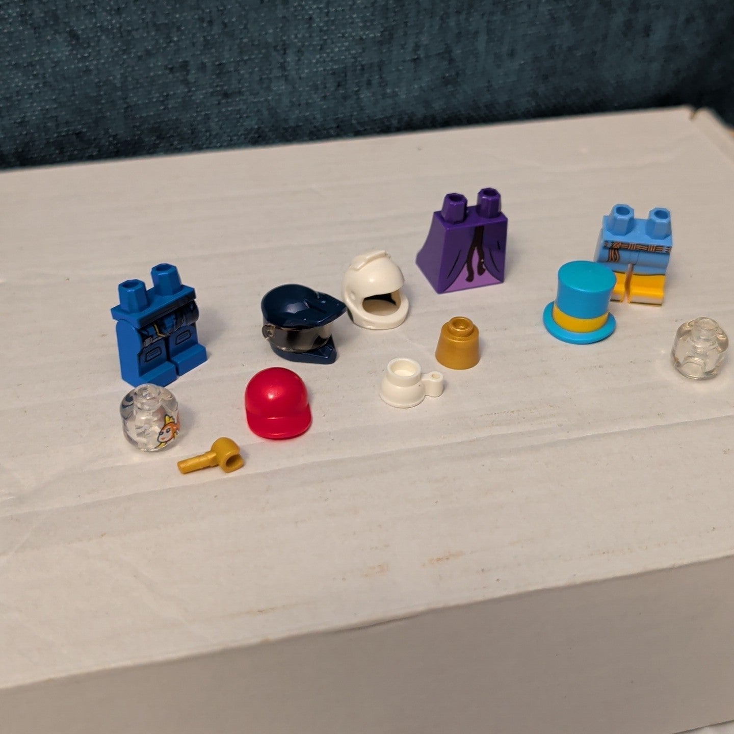 LEGO Minifigure Parts | Accessories GOLDFISH HEAD Hand Top Hat | Helmet Unique!