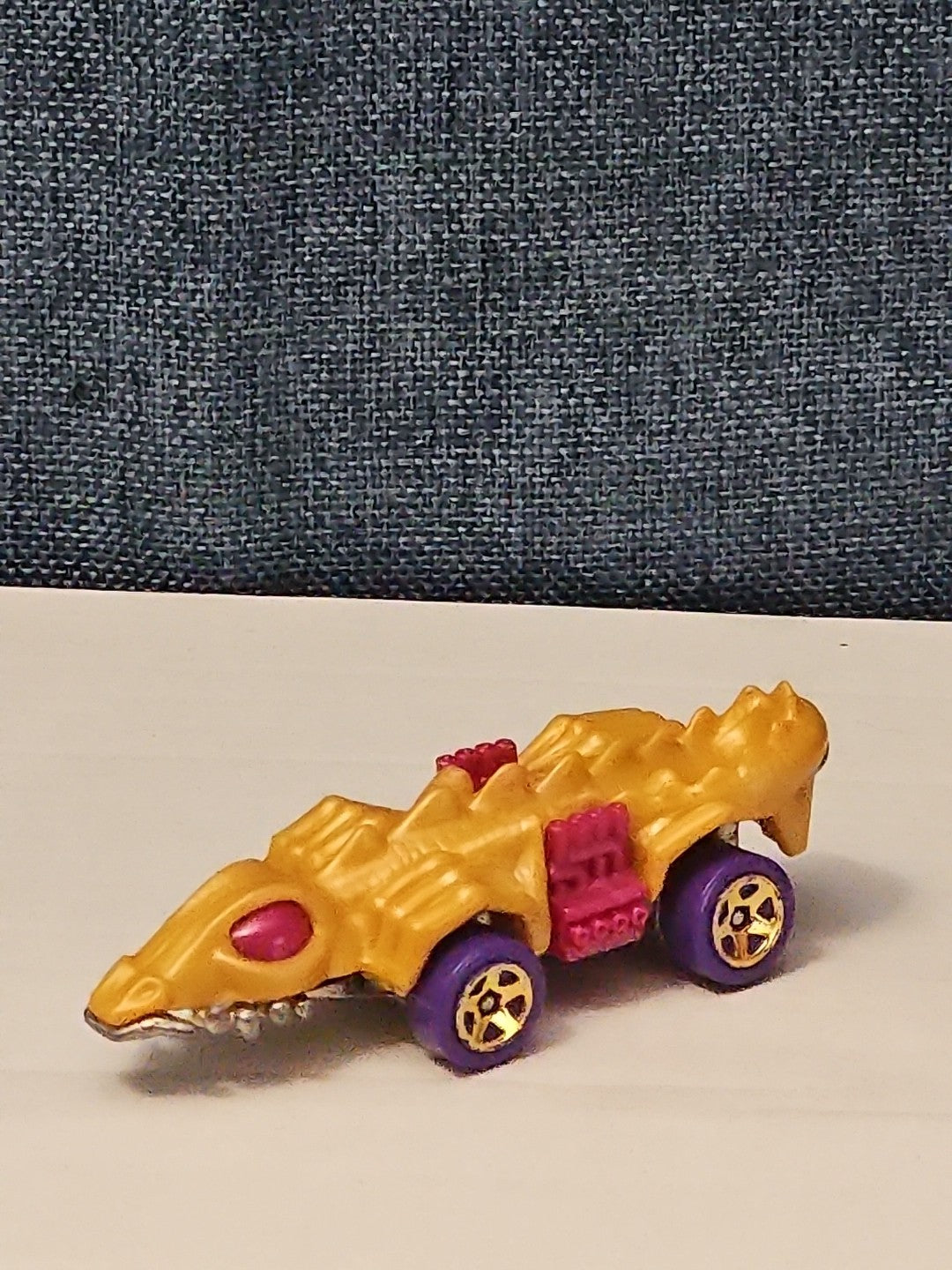 Hot Wheels Dino Riders Fangster 2015 Gold Exclusive Car Vehicle Dinosaur
