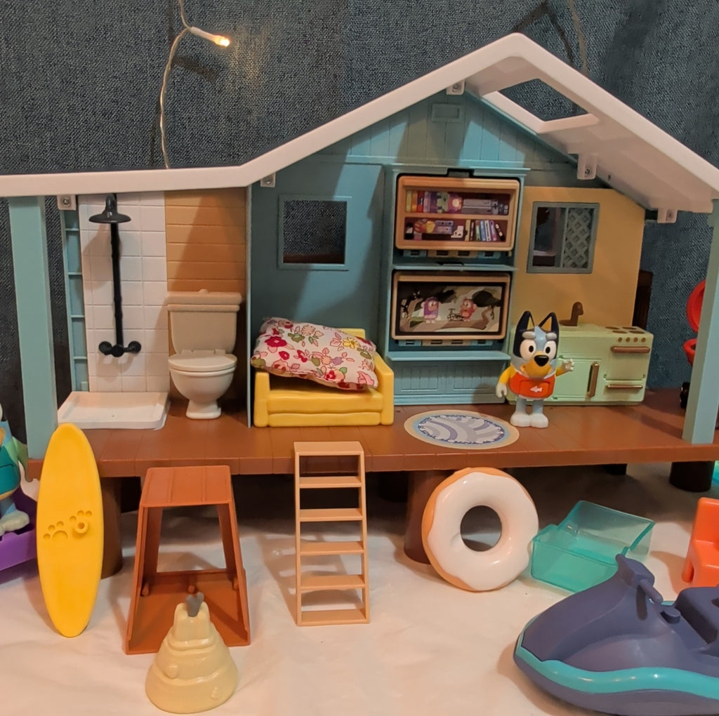 Bluey Ultimate Beach Cabin 29 Pc Playset Figures