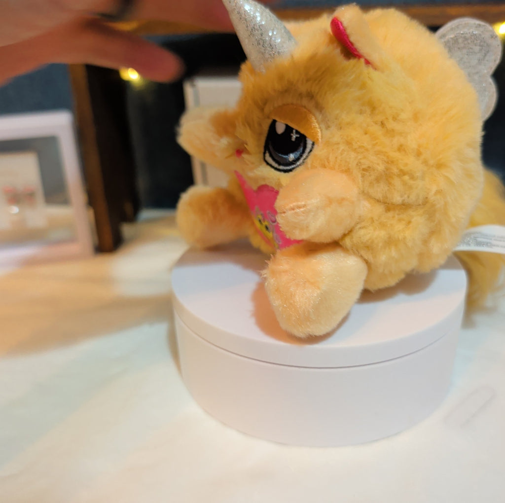 Zuru Rainbocorns Kittycorn Clover w/wings Surprise w/long furry beige tail