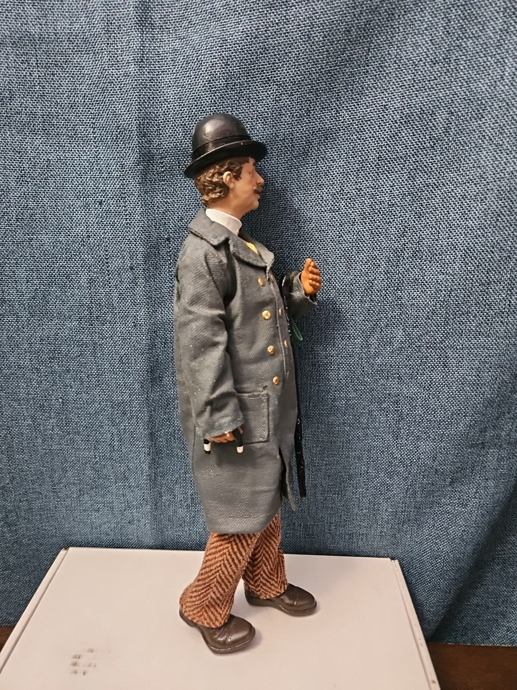 Possible Dreams Clothtique "Victorian Gentleman Caroler" (2003)