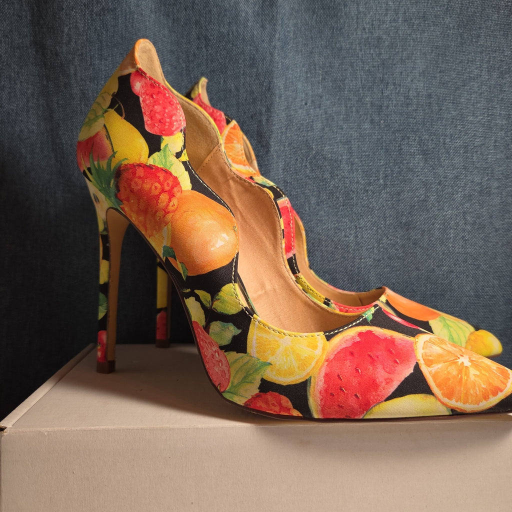 Liliana Fruit Print Pumps 8.5 Scalloped Stiletto Heels Watercolor Fruit Salad