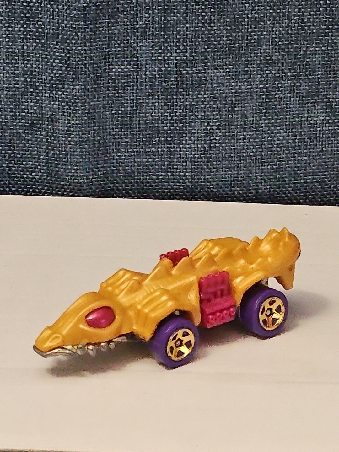Hot Wheels Dino Riders Fangster 2015 Gold Exclusive Car Vehicle Dinosaur