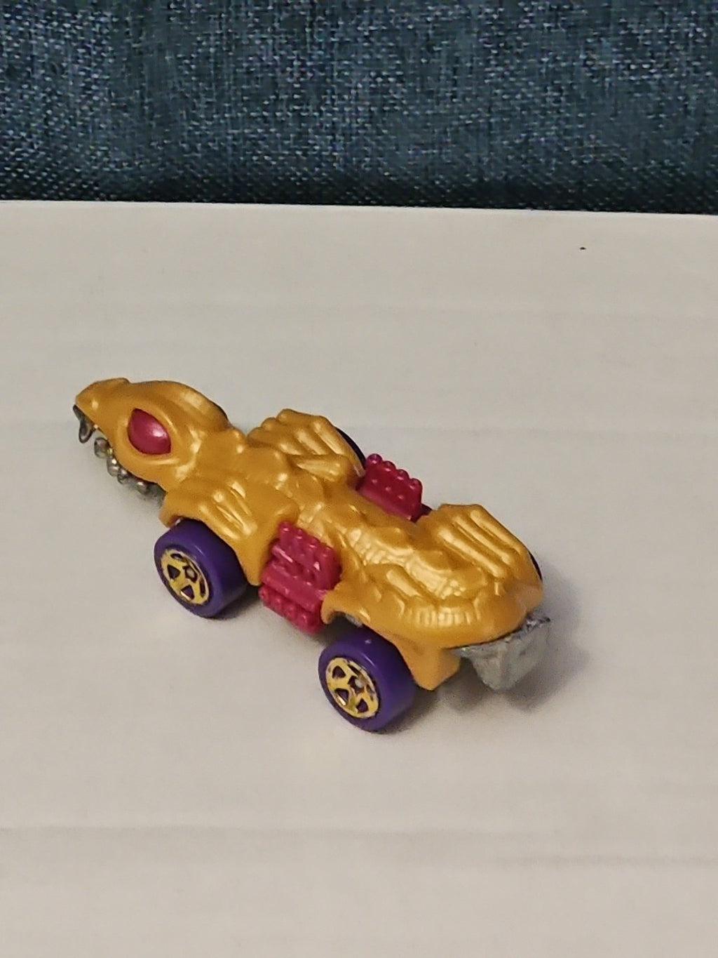 Hot Wheels Dino Riders Fangster 2015 Gold Exclusive Car Vehicle Dinosaur
