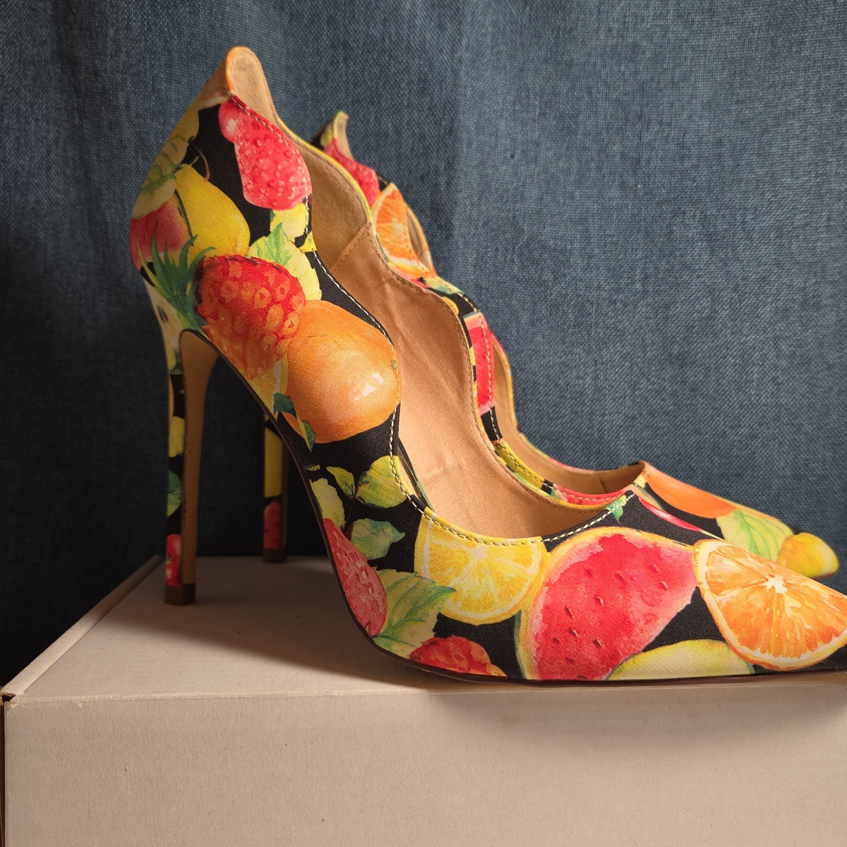 Liliana Fruit Print Pumps 8.5 Scalloped Stiletto Heels Watercolor Fruit Salad