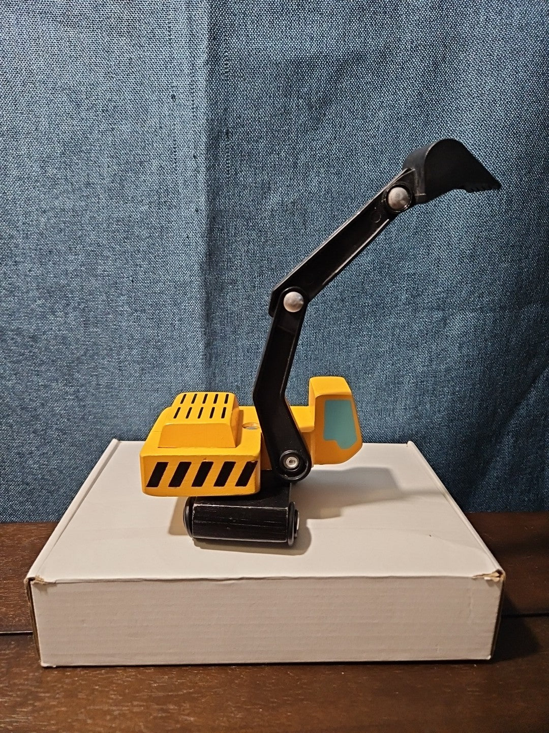 Wooden Railway Steam Shovel Excavator Construction Vehicle for Train Set