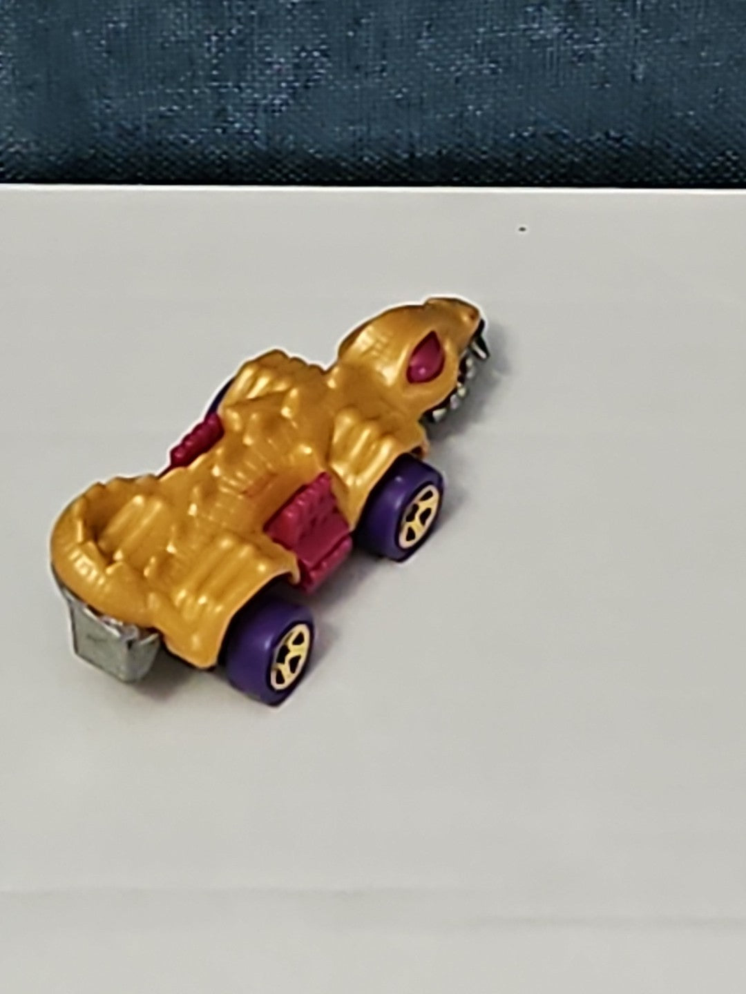 Hot Wheels Dino Riders Fangster 2015 Gold Exclusive Car Vehicle Dinosaur
