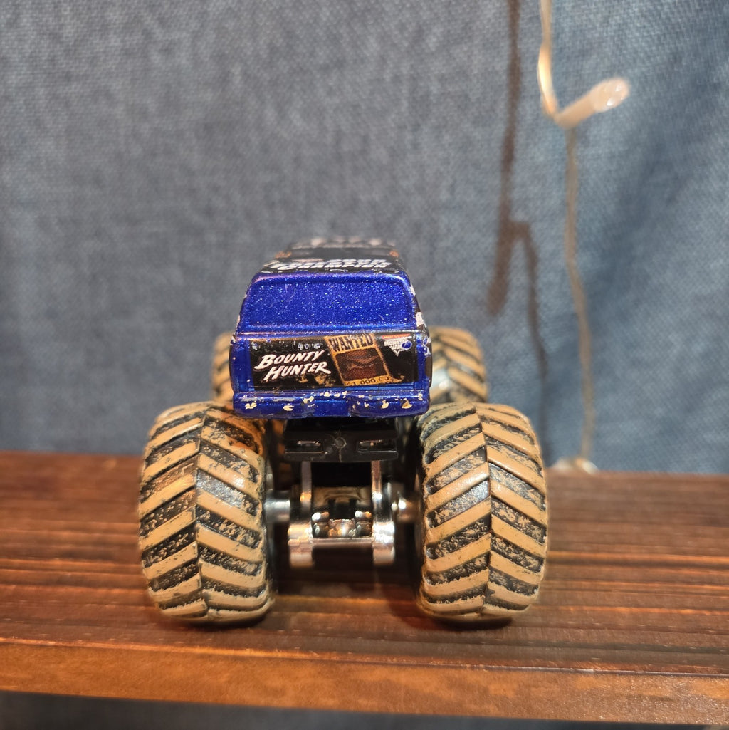 Hot Wheels Monster Jam Bounty Hunter Mud Treads Diecast 2012