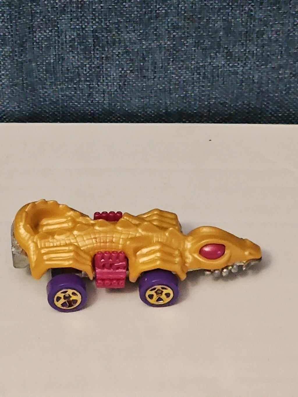 Hot Wheels Dino Riders Fangster 2015 Gold Exclusive Car Vehicle Dinosaur