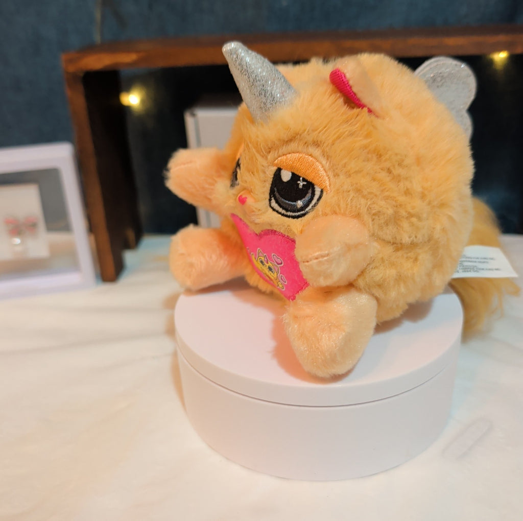 Zuru Rainbocorns Kittycorn Clover w/wings Surprise w/long furry beige tail