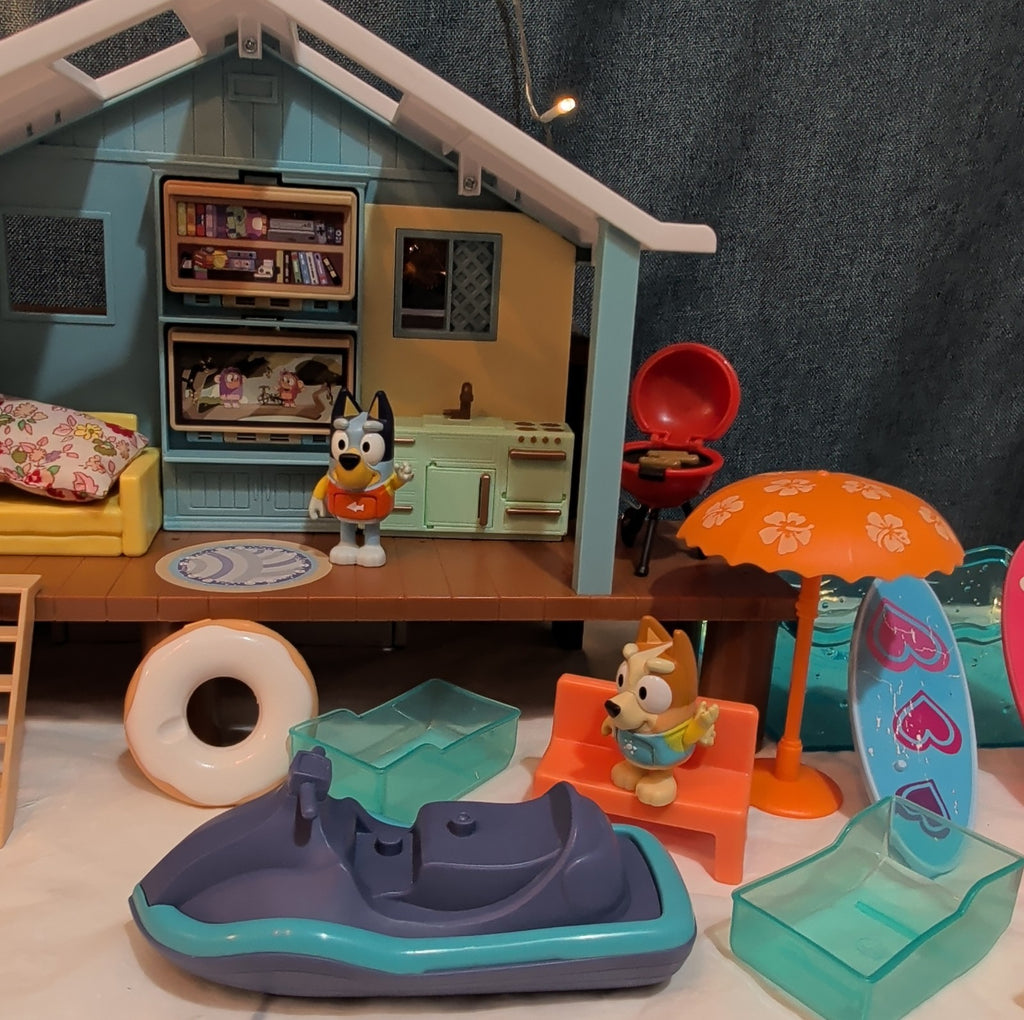 Bluey Ultimate Beach Cabin 29 Pc Playset Figures