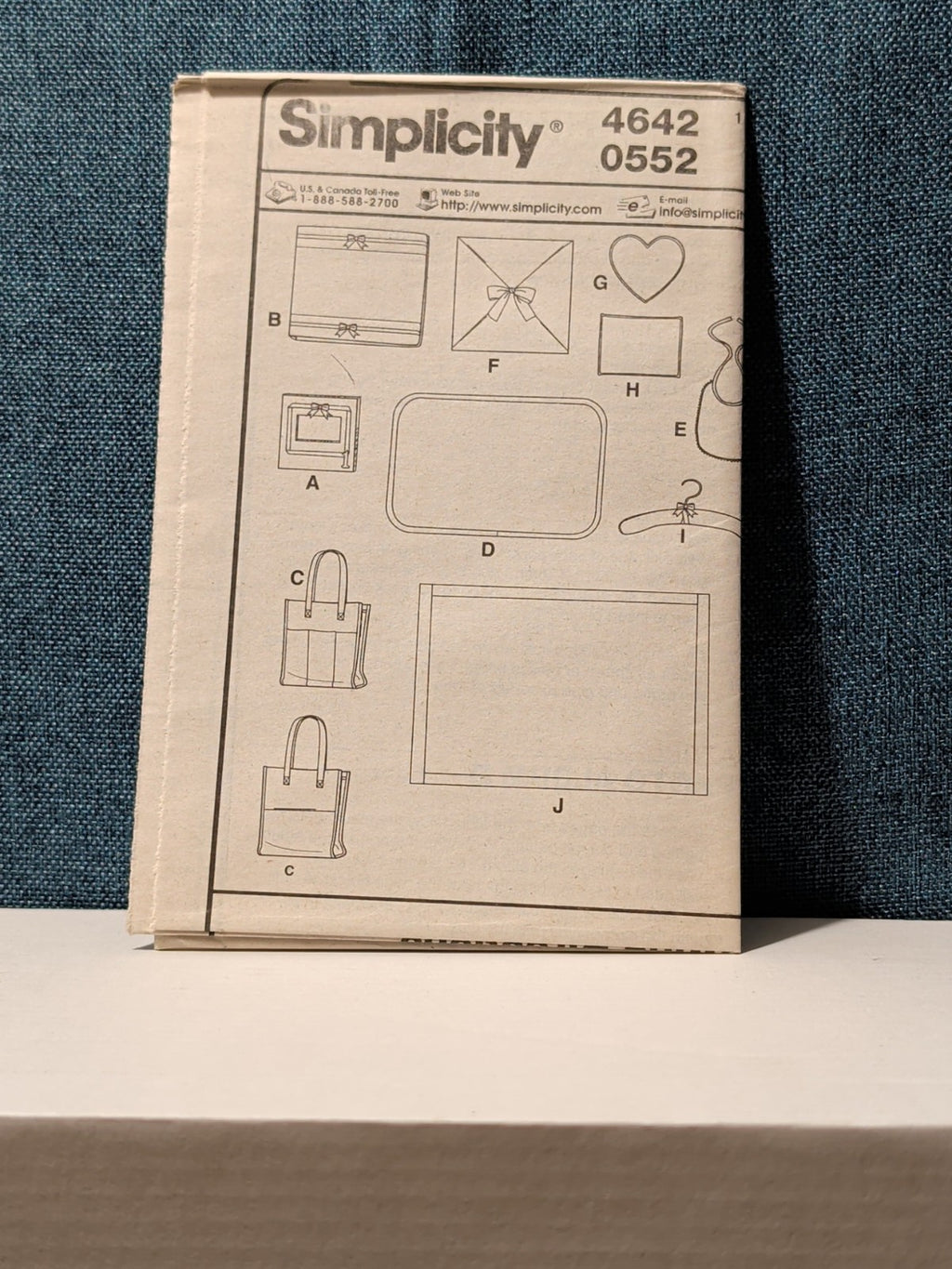 Simplicity 4642 Baby Gift Pattern Diaper Bag Bib Blanket Photo Album | UNCUT