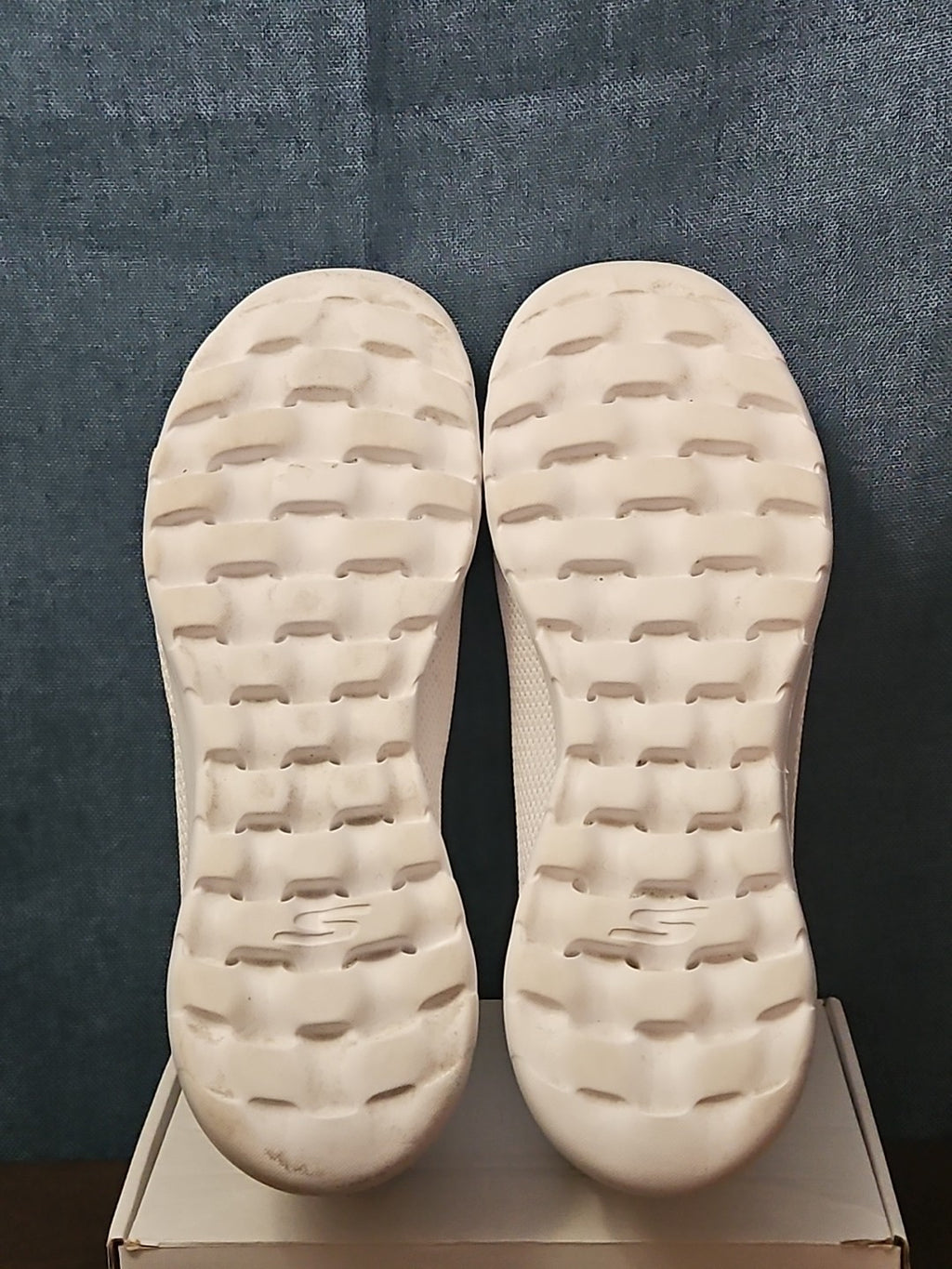 Skechers GO WALK Joy Women’s 11 White Mesh Slip On Air Cooled Goga Mat 124187