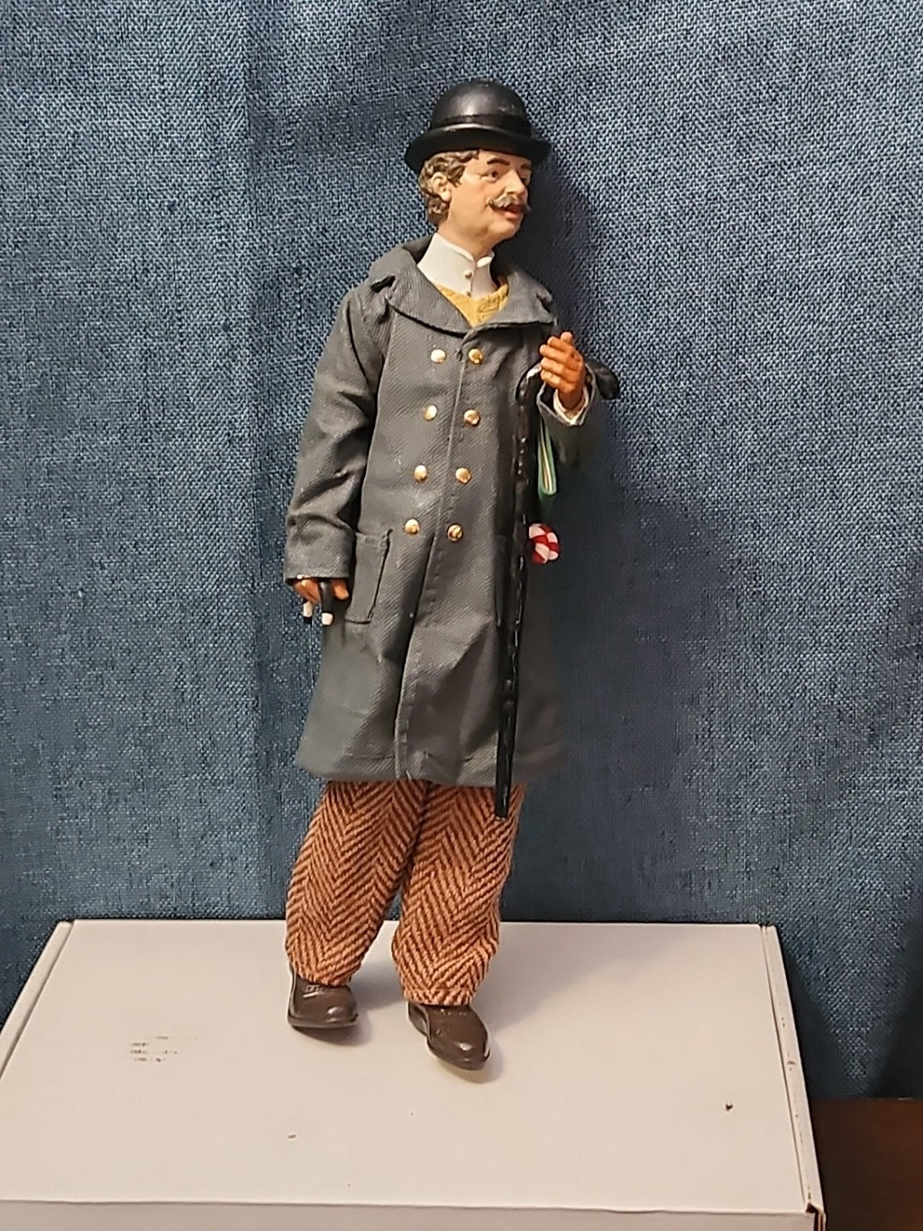 Possible Dreams Clothtique "Victorian Gentleman Caroler" (2003)