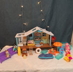 Bluey Ultimate Beach Cabin 29 Pc Playset Figures