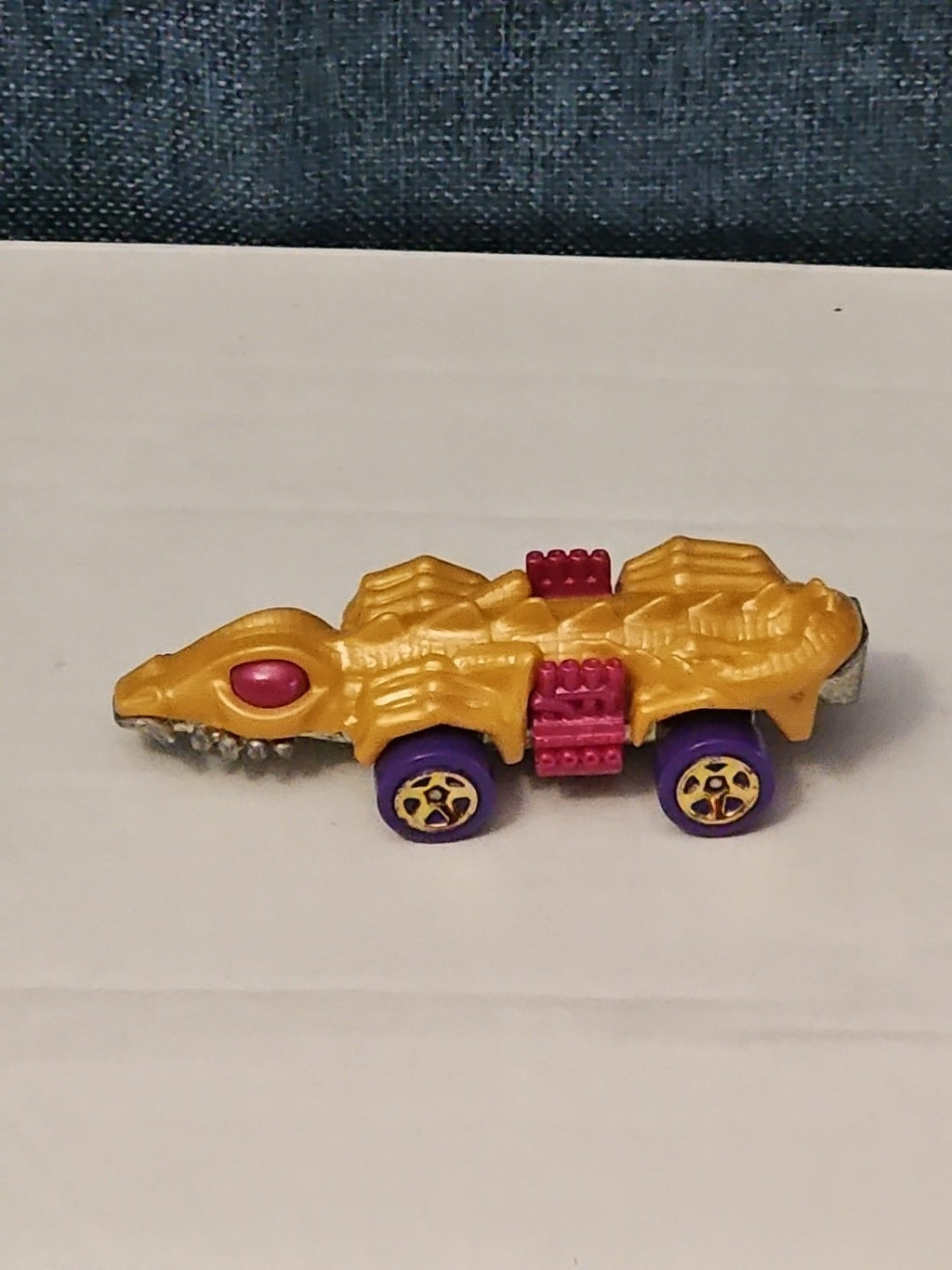 Hot Wheels Dino Riders Fangster 2015 Gold Exclusive Car Vehicle Dinosaur