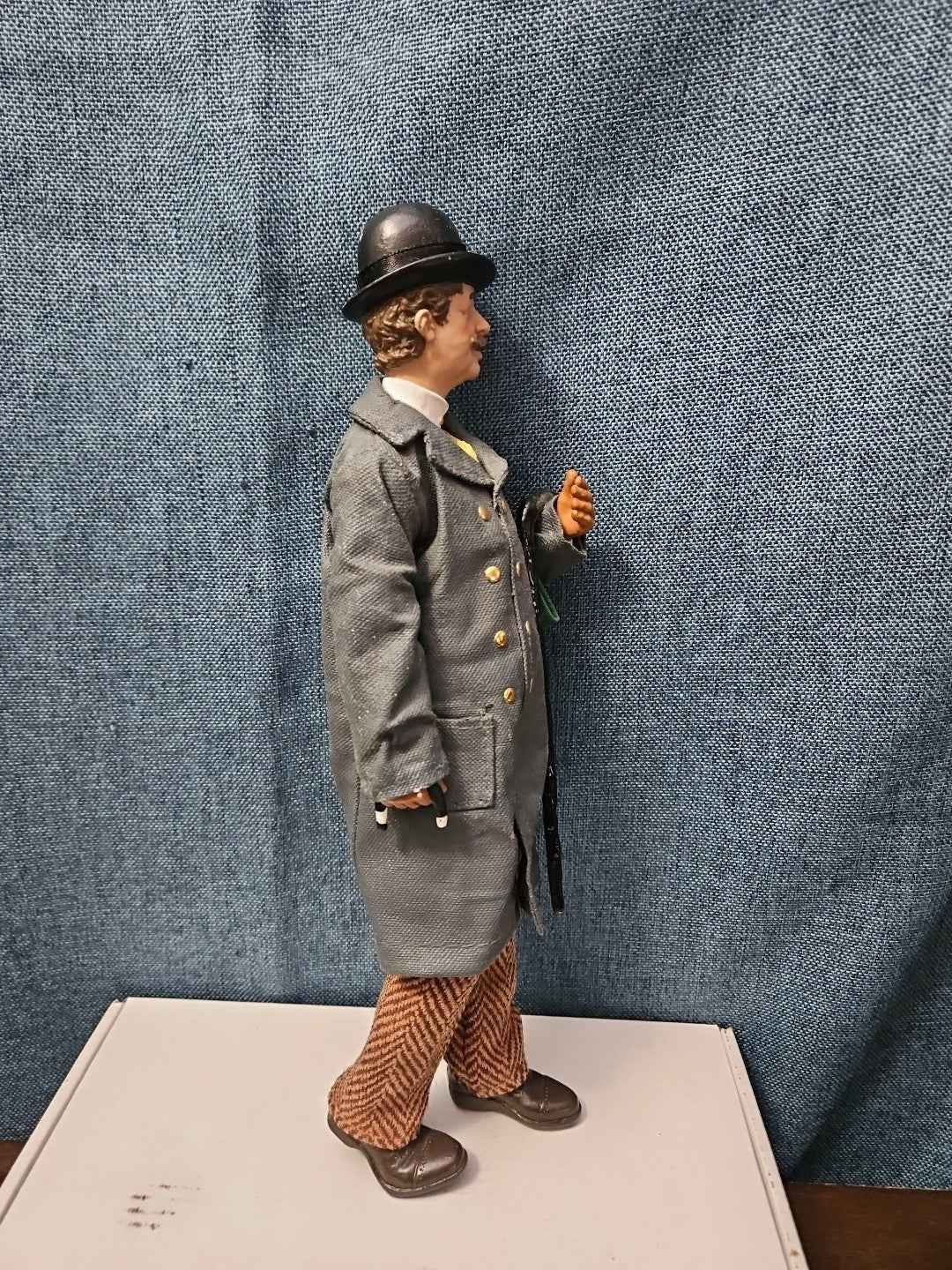 Possible Dreams Clothtique "Victorian Gentleman Caroler" (2003)