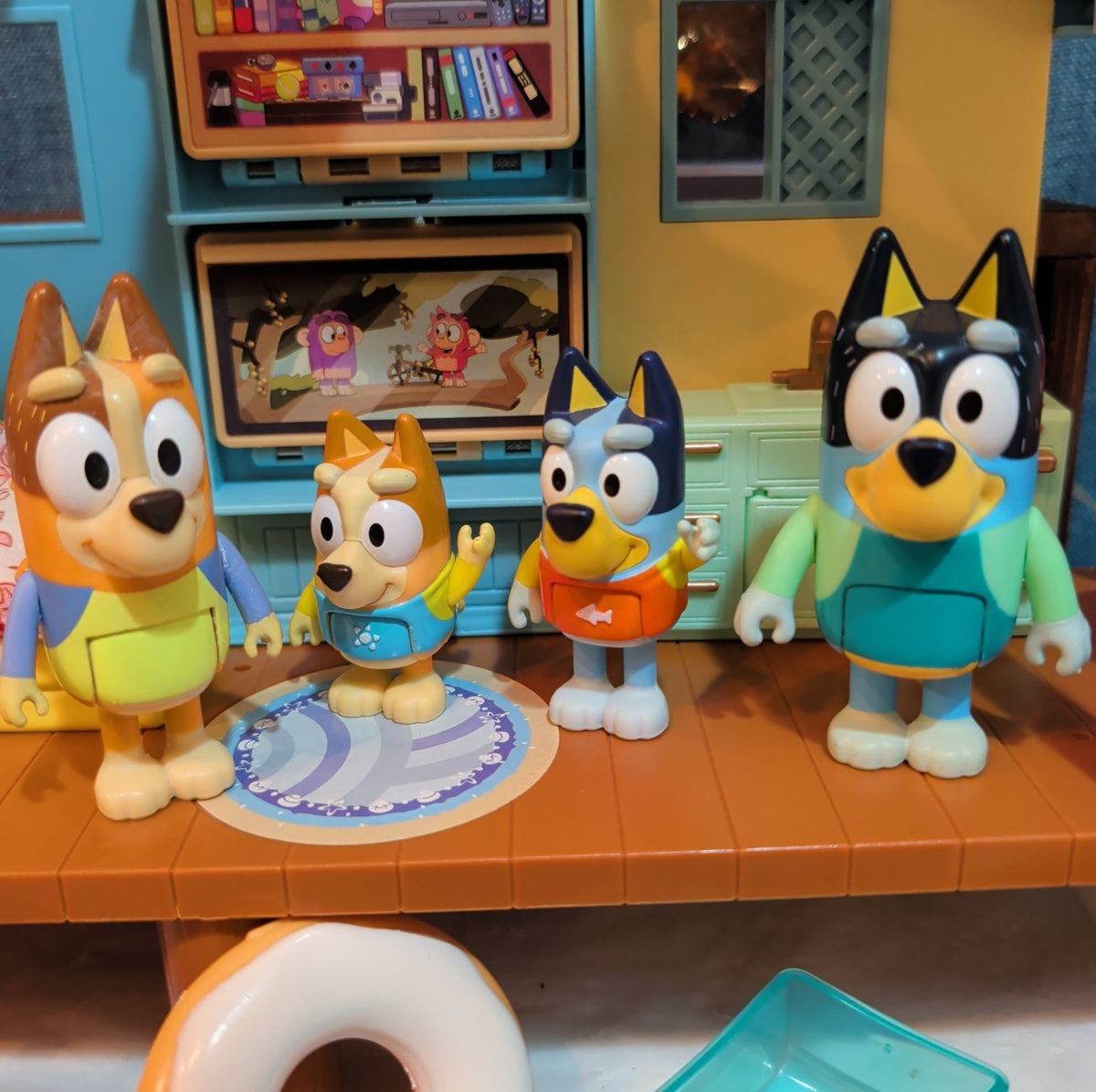 Bluey Ultimate Beach Cabin 29 Pc Playset Figures