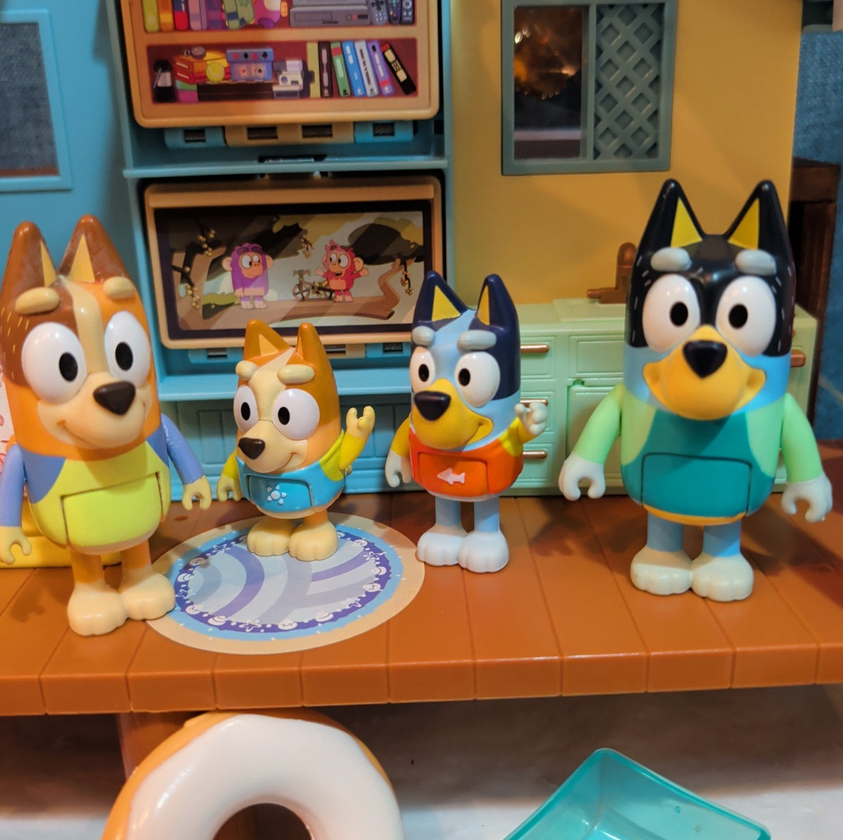 Bluey Ultimate Beach Cabin 29 Pc Playset Figures