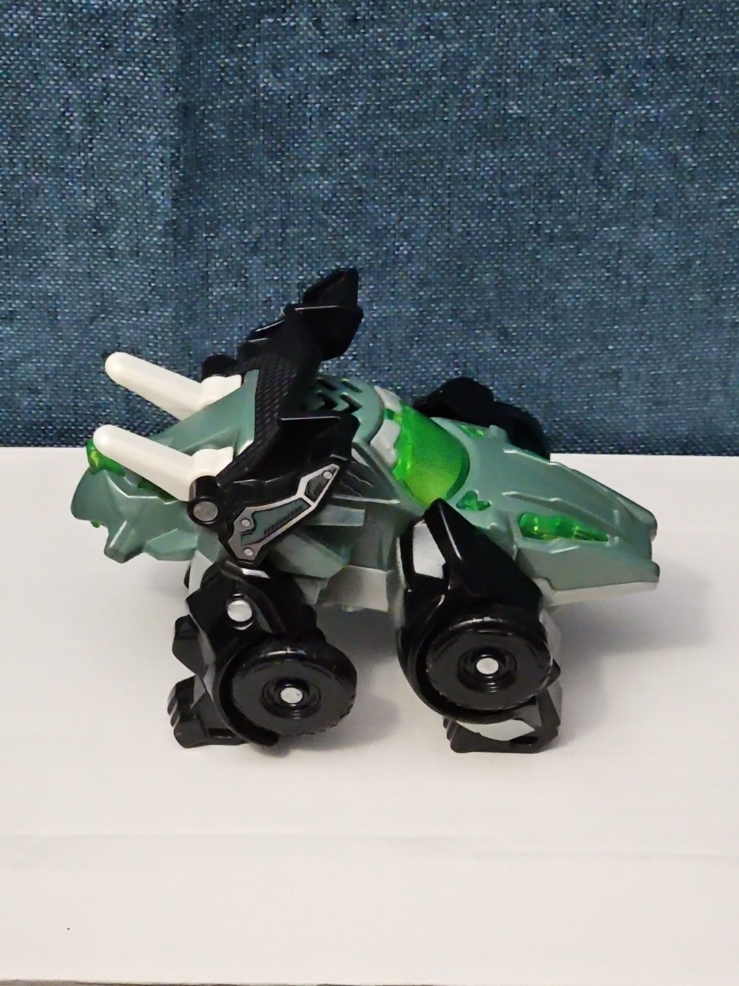 VTech Switch & Go Dinos Turbo Triceratops Transforming Race Car | Friction Motor