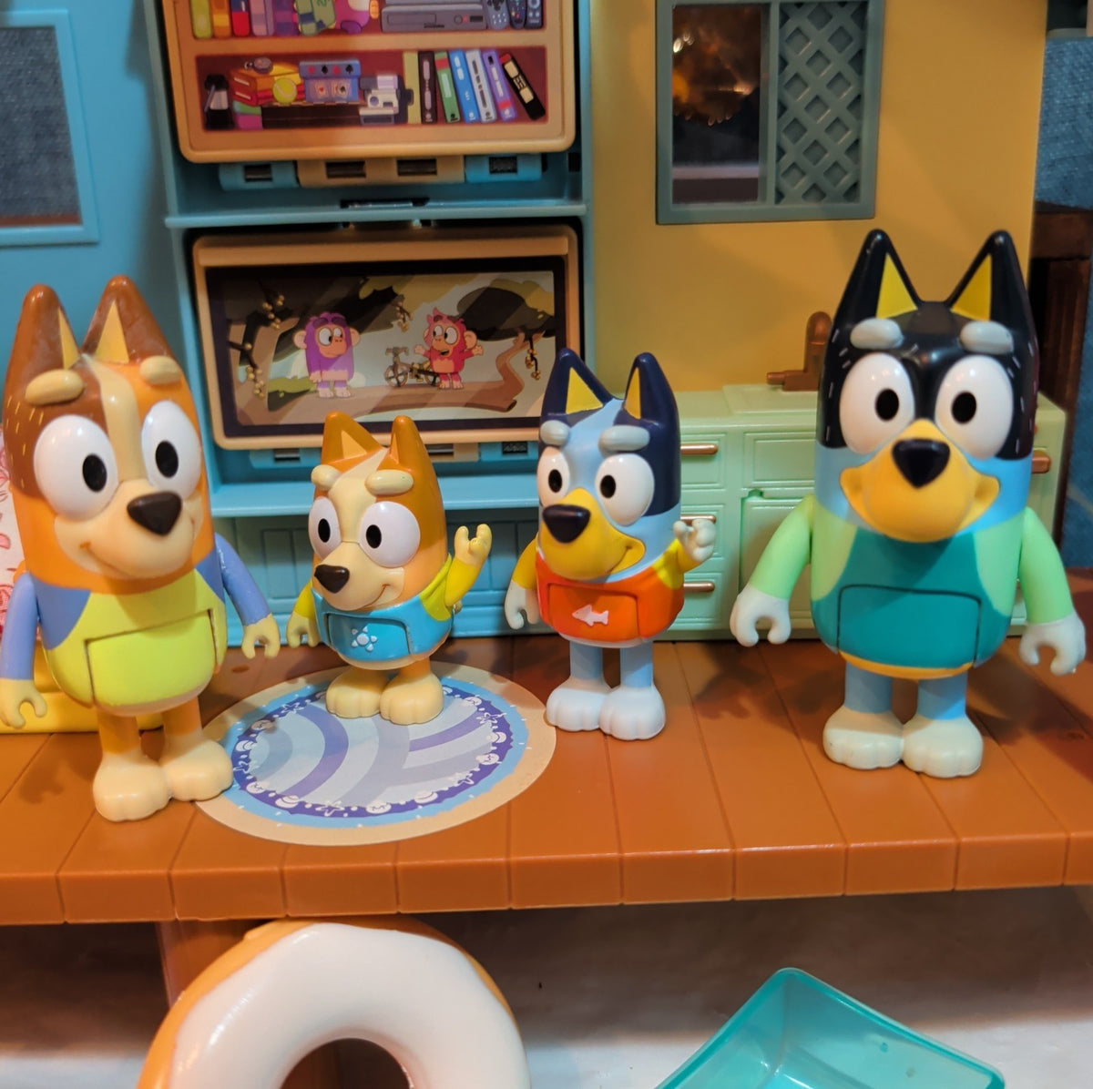 Bluey Ultimate Beach Cabin 29 Pc Playset Figures