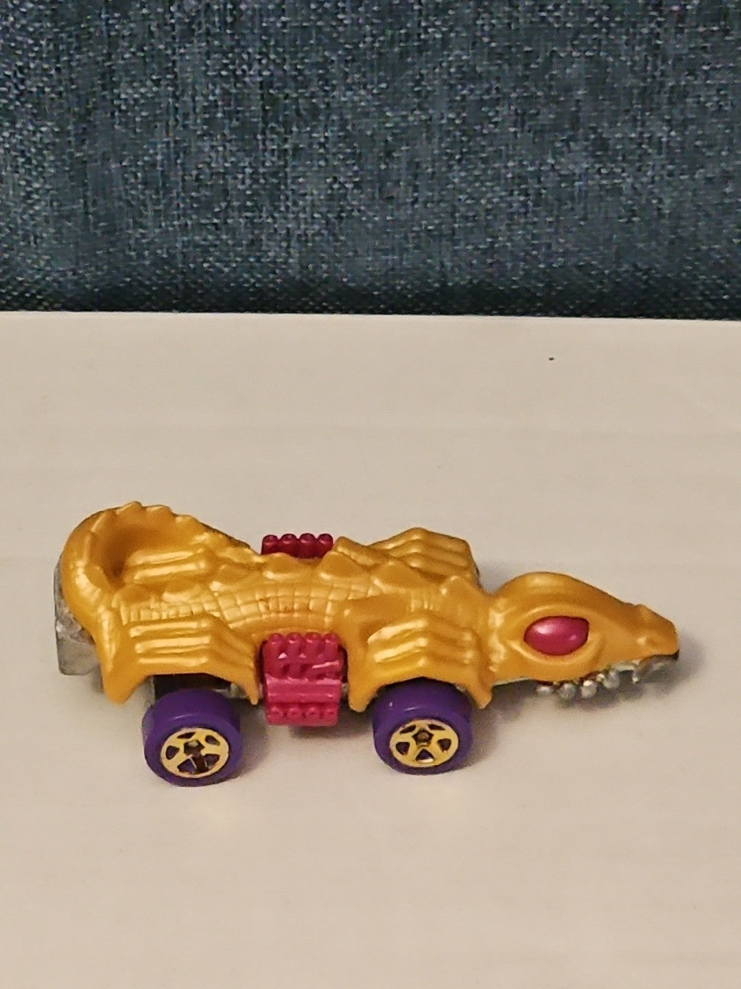 Hot Wheels Dino Riders Fangster 2015 Gold Exclusive Car Vehicle Dinosaur