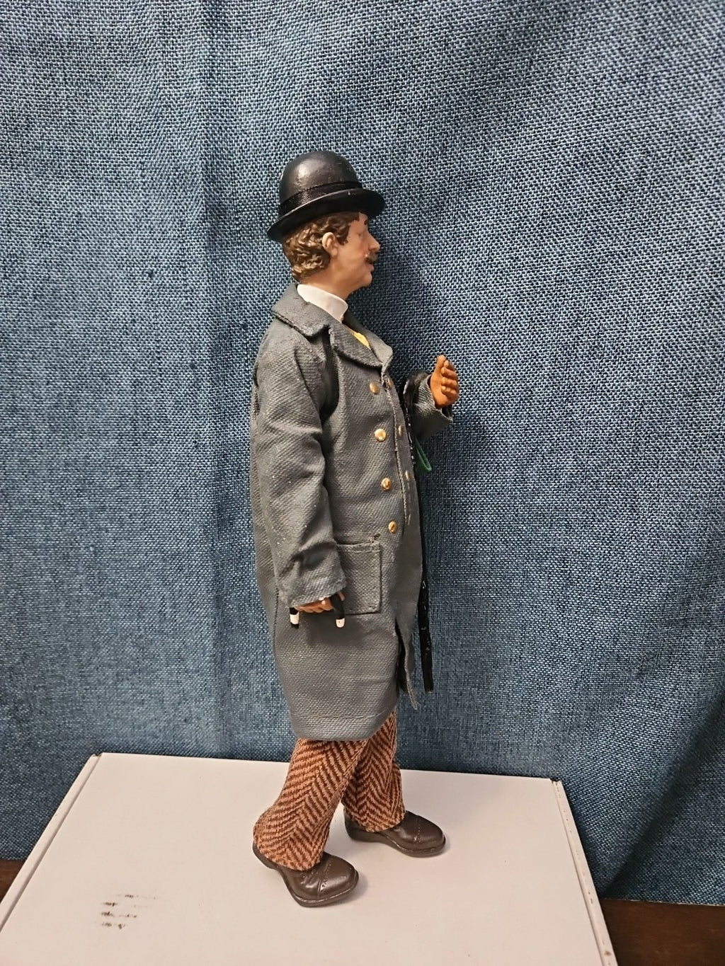 Possible Dreams Clothtique "Victorian Gentleman Caroler" (2003)