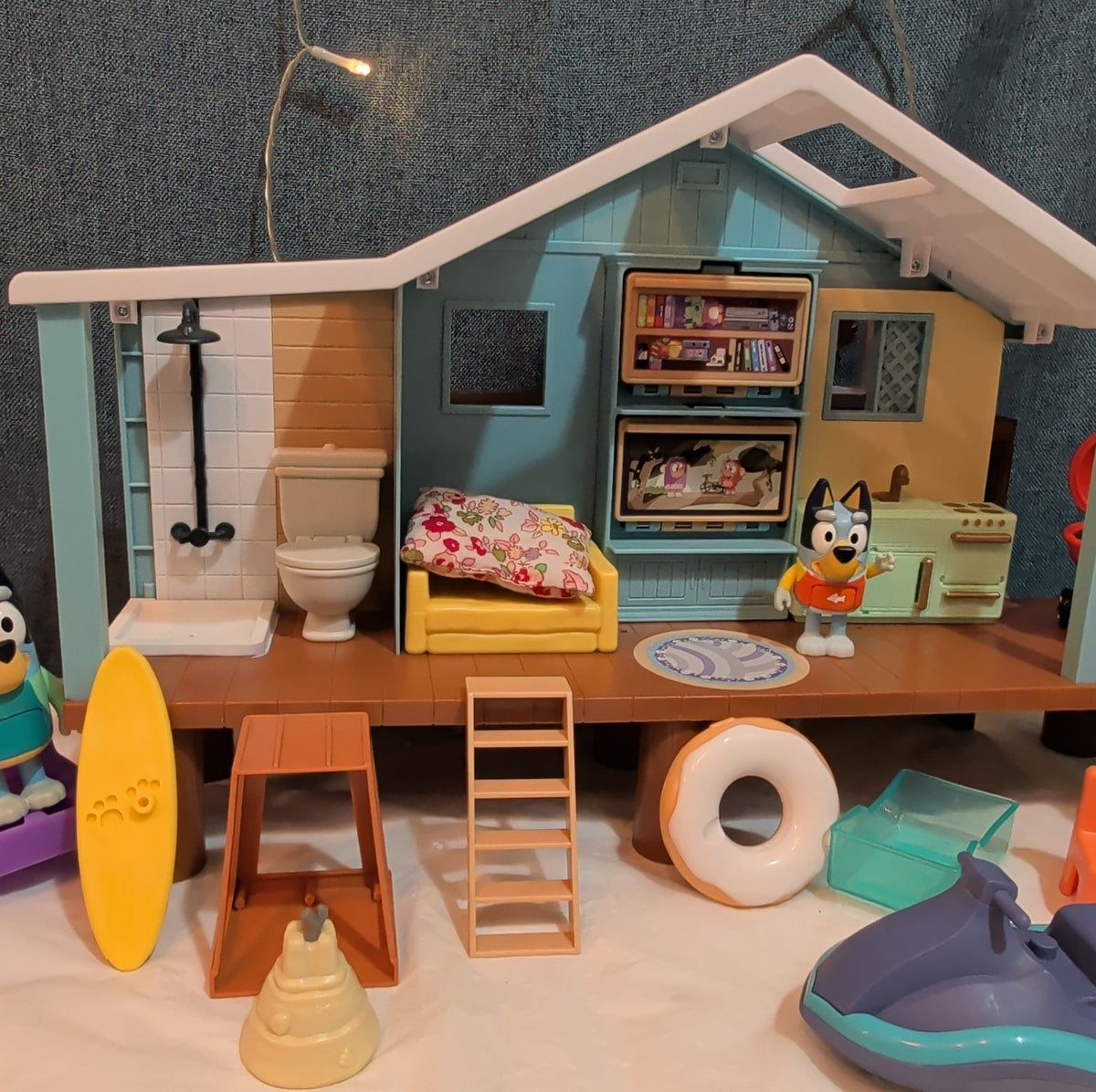 Bluey Ultimate Beach Cabin 29 Pc Playset Figures