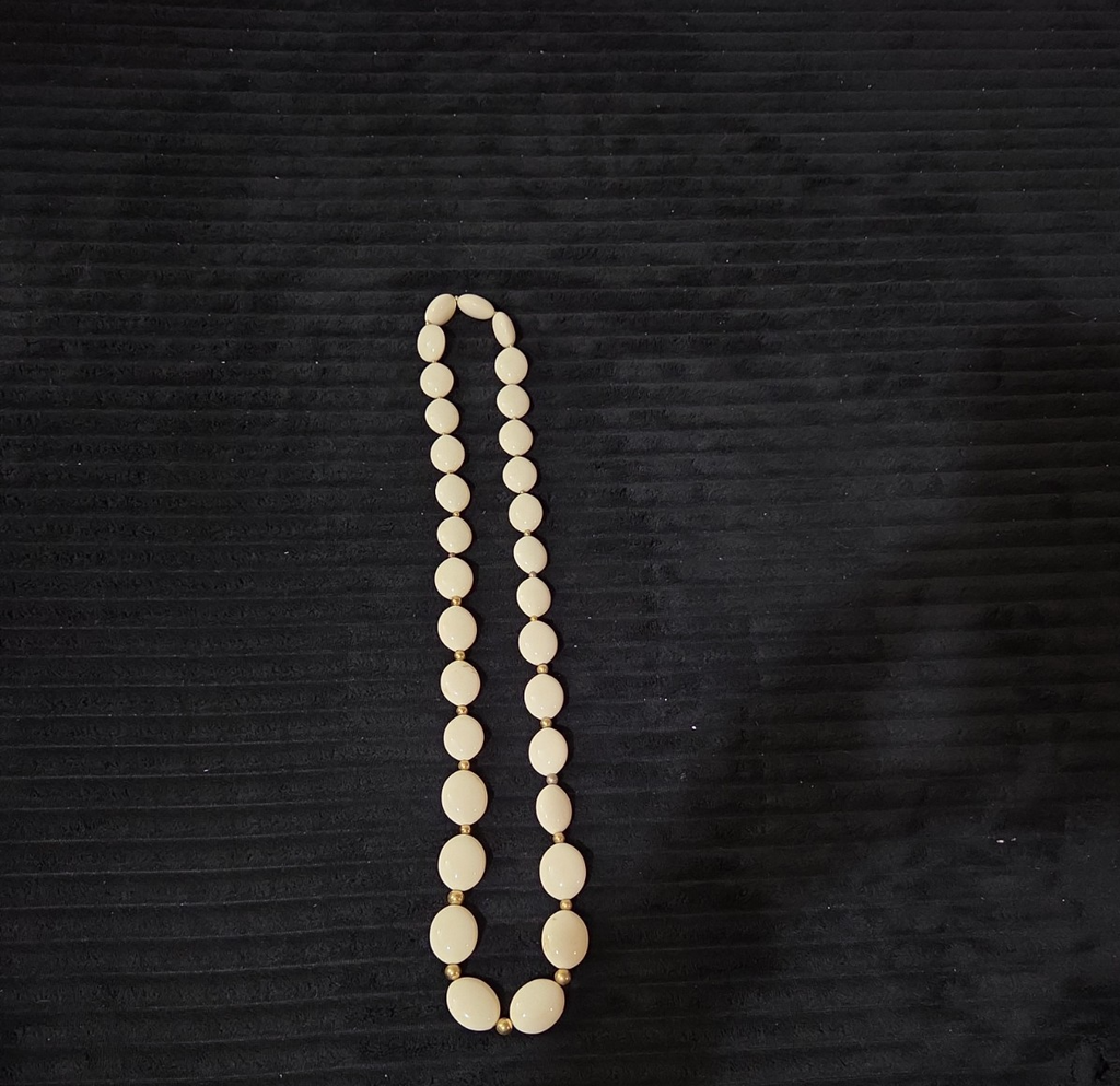 Vintage Cream Lucite Bead Necklace Graduated Flat Oval Disc Chain 32" No Clasp