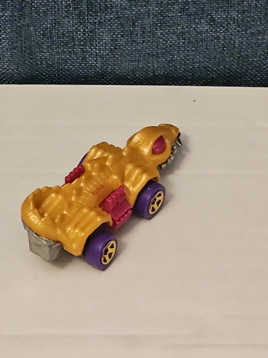 Hot Wheels Dino Riders Fangster 2015 Gold Exclusive Car Vehicle Dinosaur