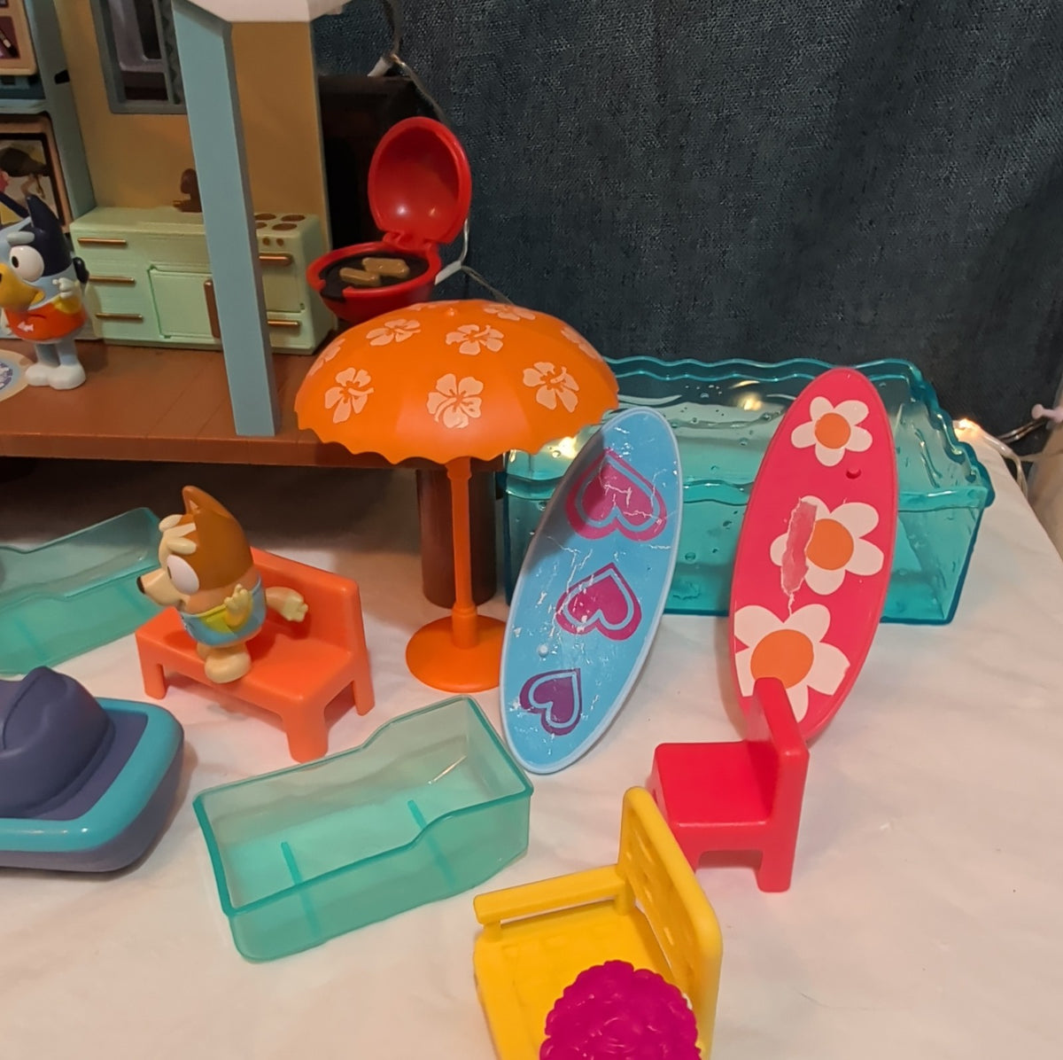 Bluey Ultimate Beach Cabin 29 Pc Playset Figures