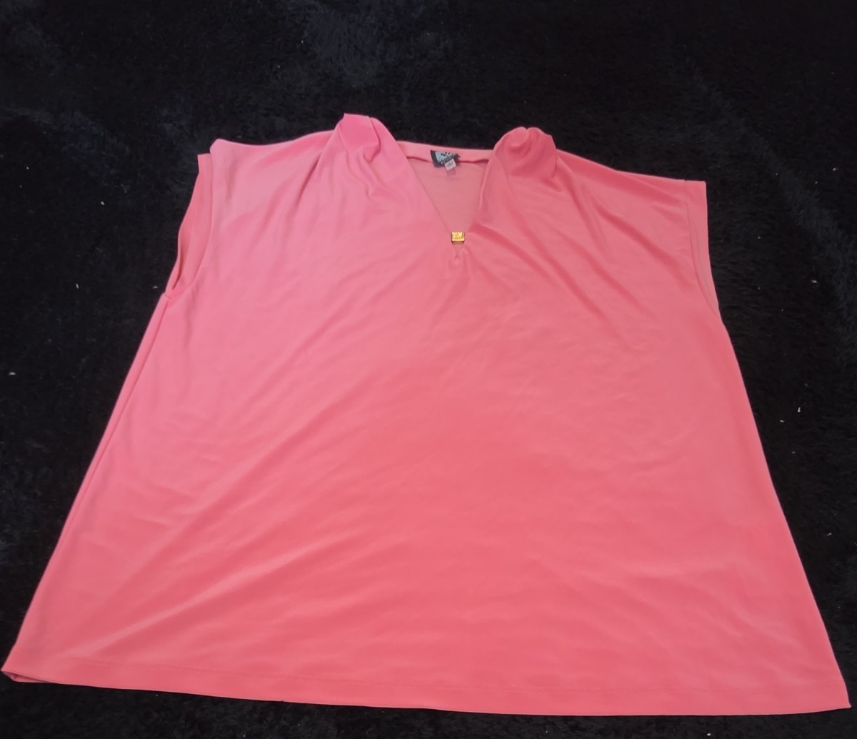 Anne Klein Sport Blouse Coral Lion Logo V-Neck Jersey Career Top Gently Used L