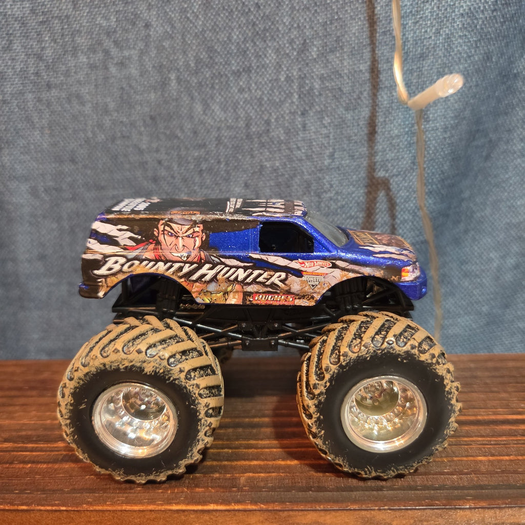 Hot Wheels Monster Jam Bounty Hunter Mud Treads Diecast 2012