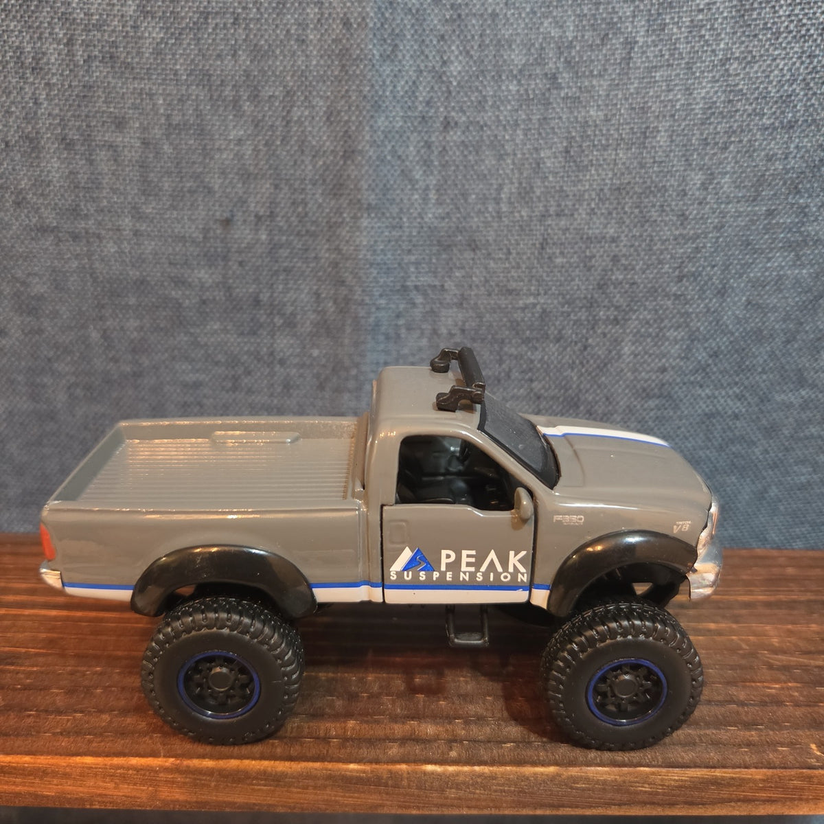 First Gear Custom Ford F-250 Lifted Peak Suspension Diecast Off-Road