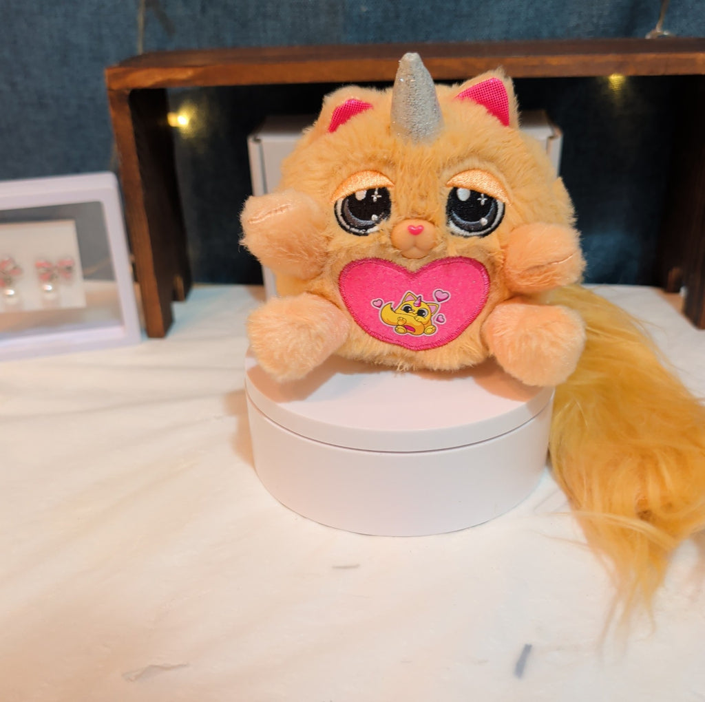 Zuru Rainbocorns Kittycorn Clover w/wings Surprise w/long furry beige tail