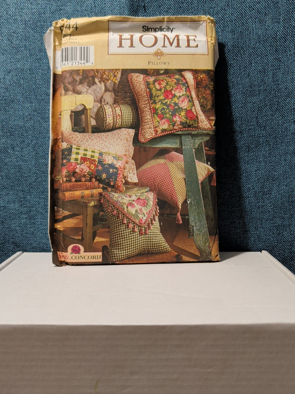 Simplicity 8044 Pillows Sewing Pattern 1998 12 Styles Couch Neckroll Decor UNCUT