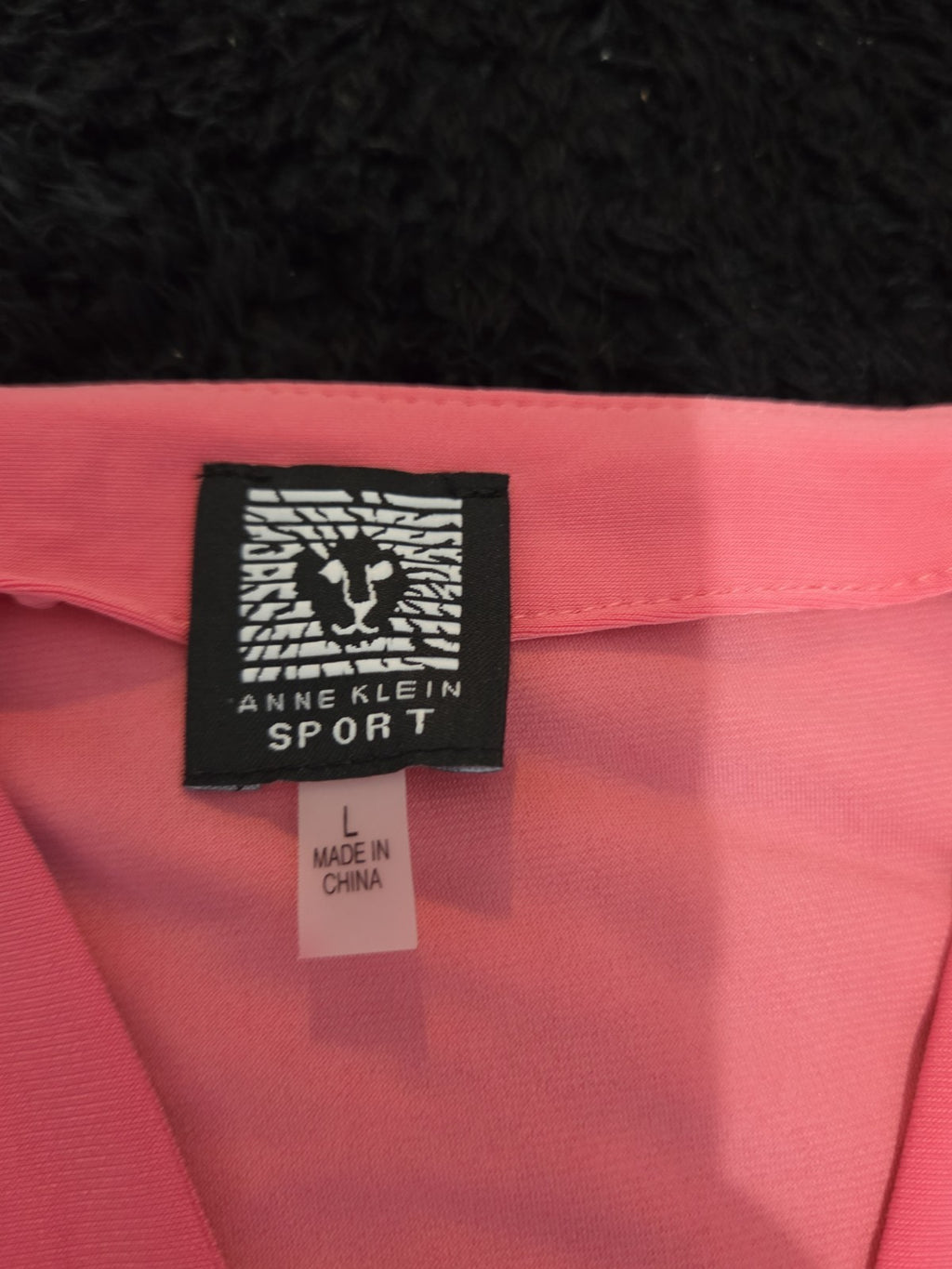 Anne Klein Sport Blouse Coral Lion Logo V-Neck Jersey Career Top Gently Used L